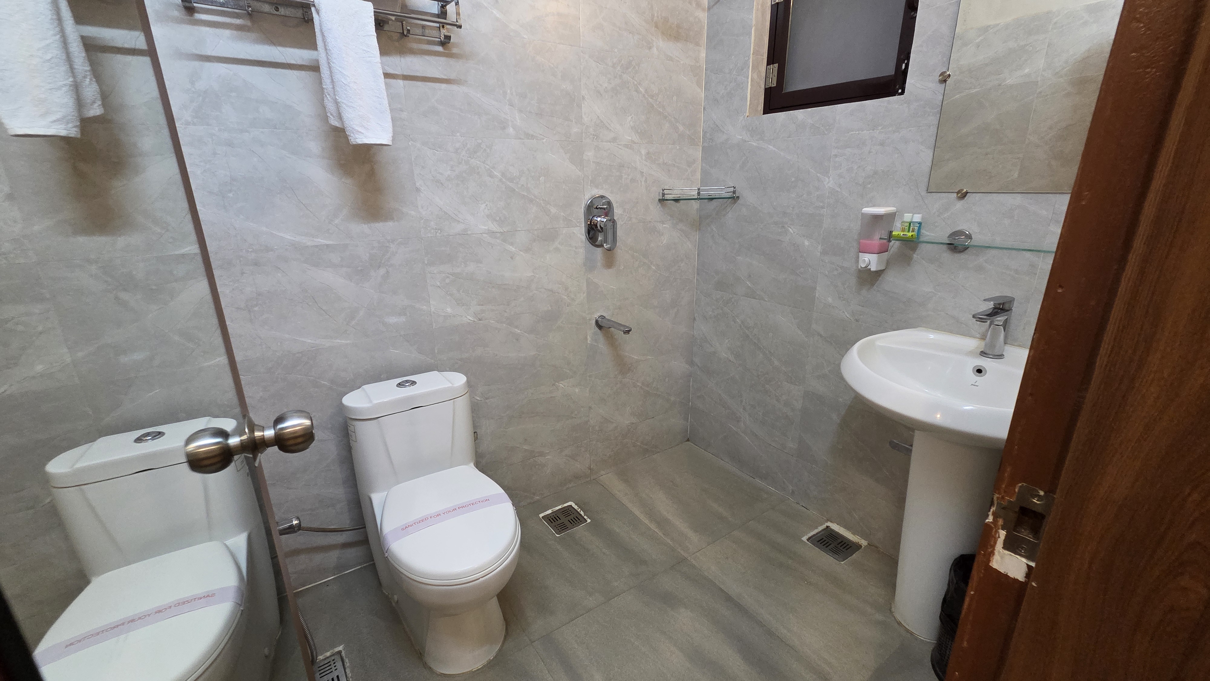 ANNEX Deluxe Double Bed Room(250 meters away from Gulmohar Grand)