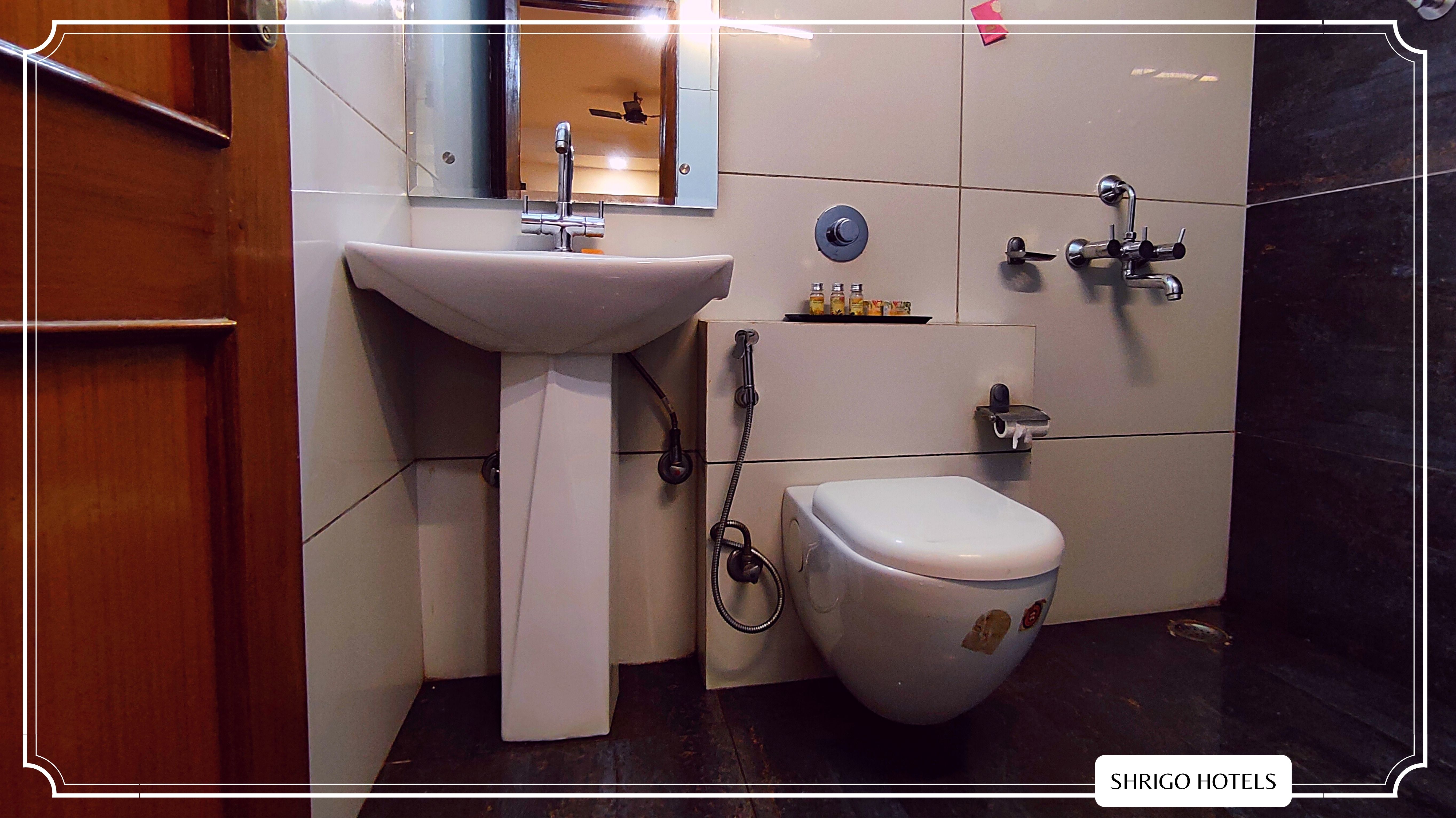 Hotel Mahesh by ShriGo Hotels, Moradabad 4