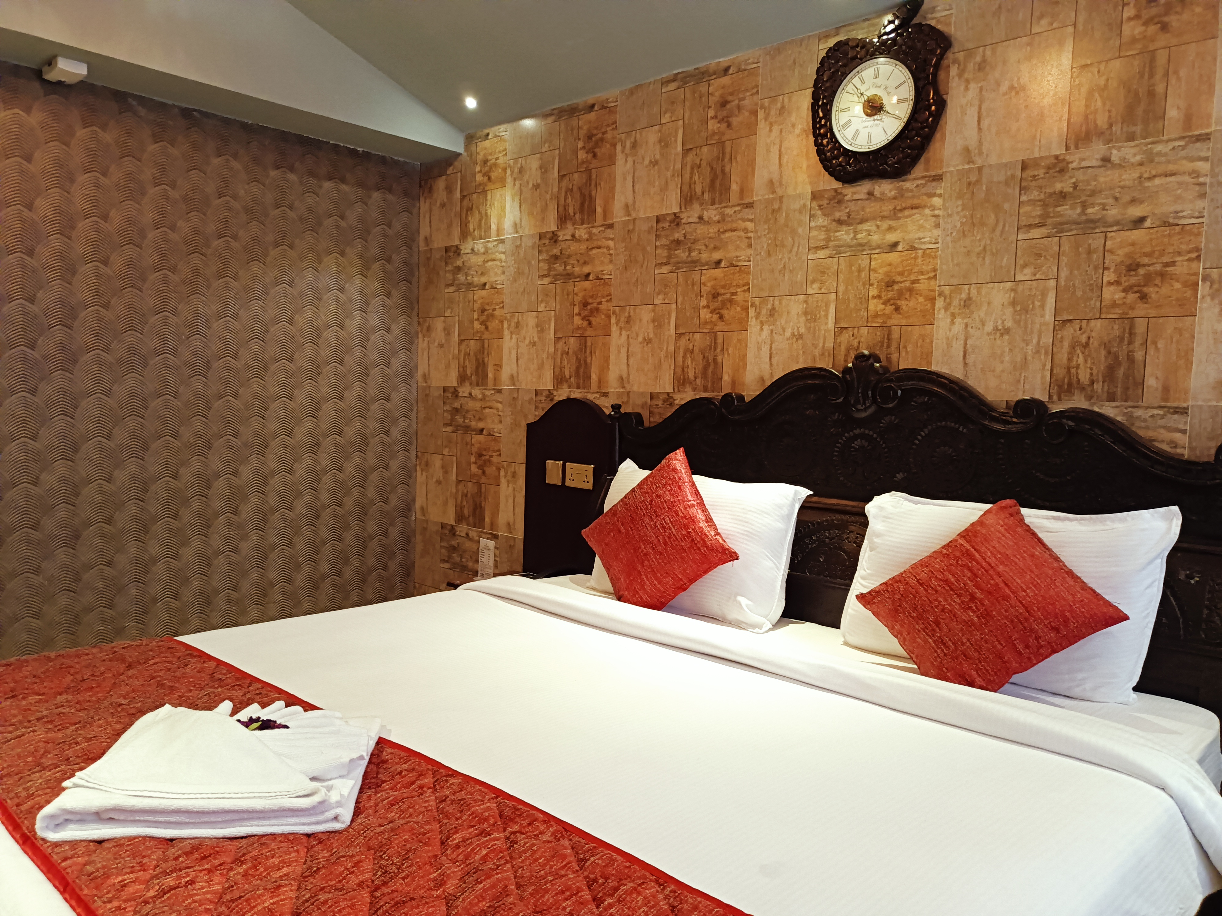 PARK KING WITH KING SIZE BED