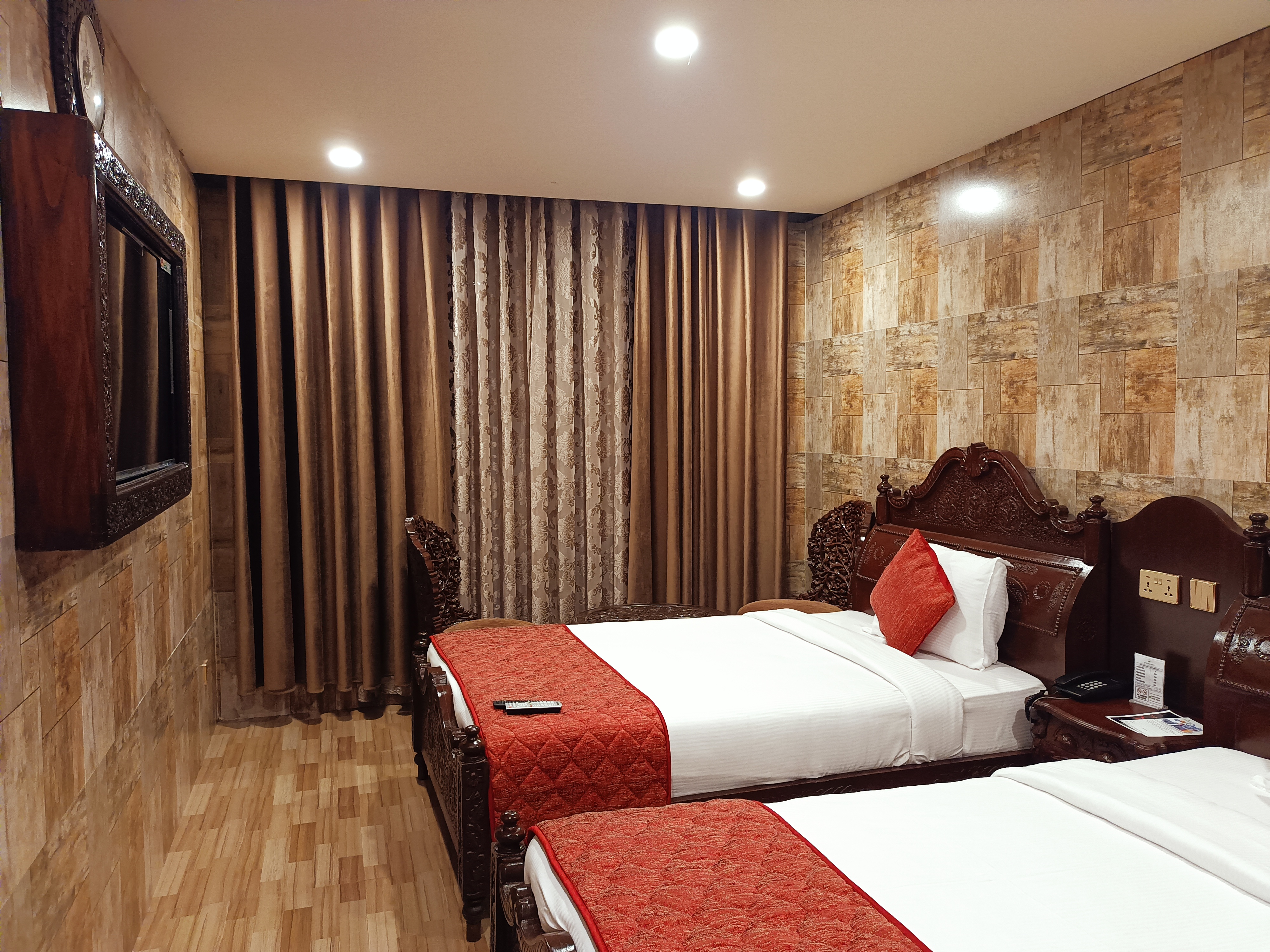 PARK KING TRIPLE WITH ONE SINGLE COT AND ONE QUEEN SIZE COT