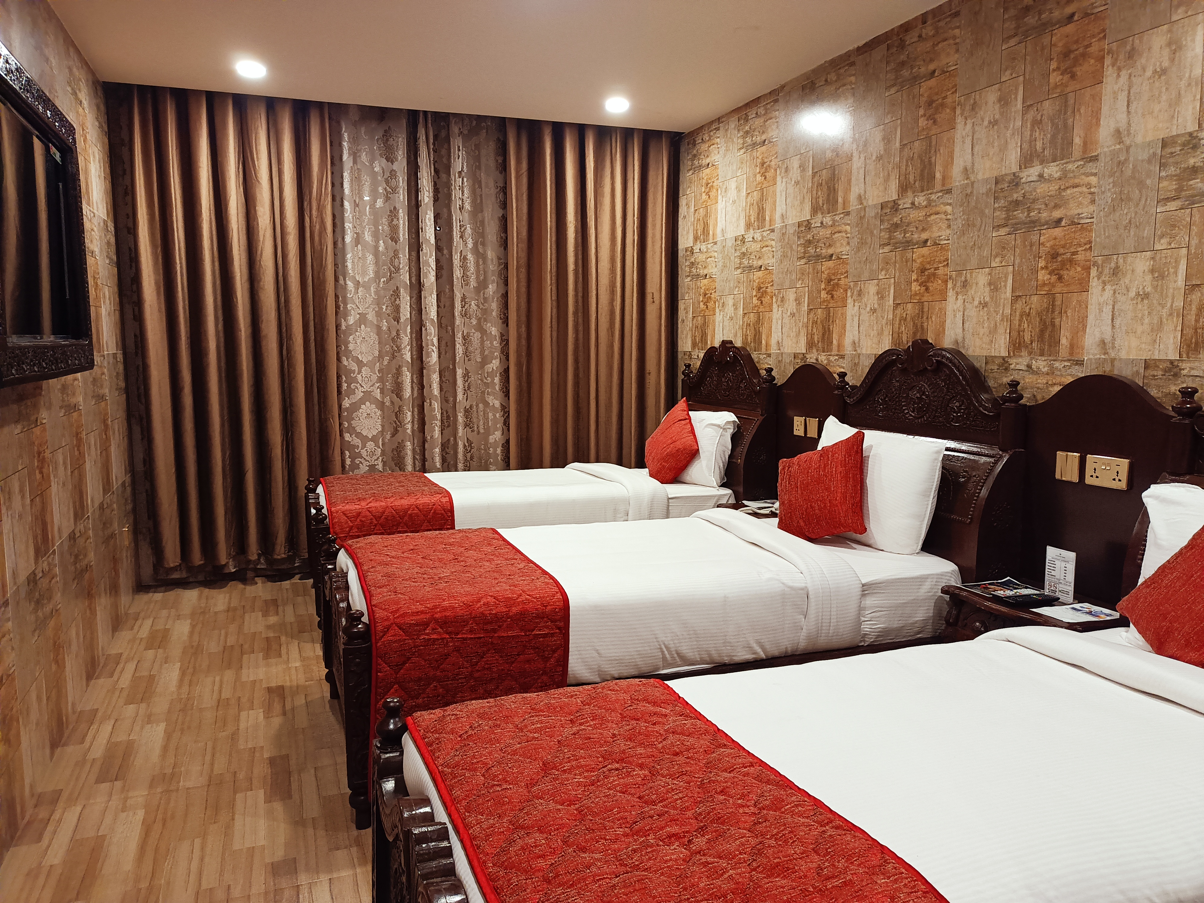 PARK CASTLE WITH 3 SINGLE COT