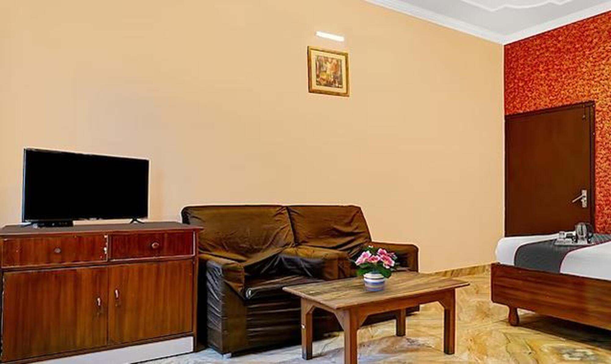 FabHotel K H Bar and Rest, Varanasi 4