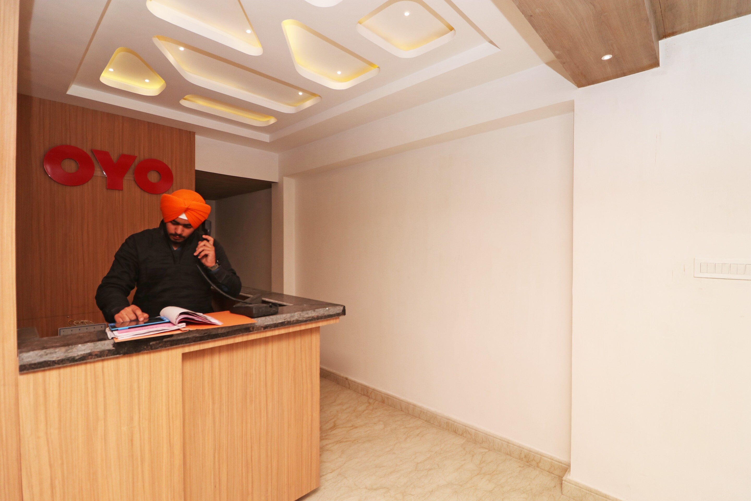 Capital O 22906 Hotel Riash, Allahabad 3