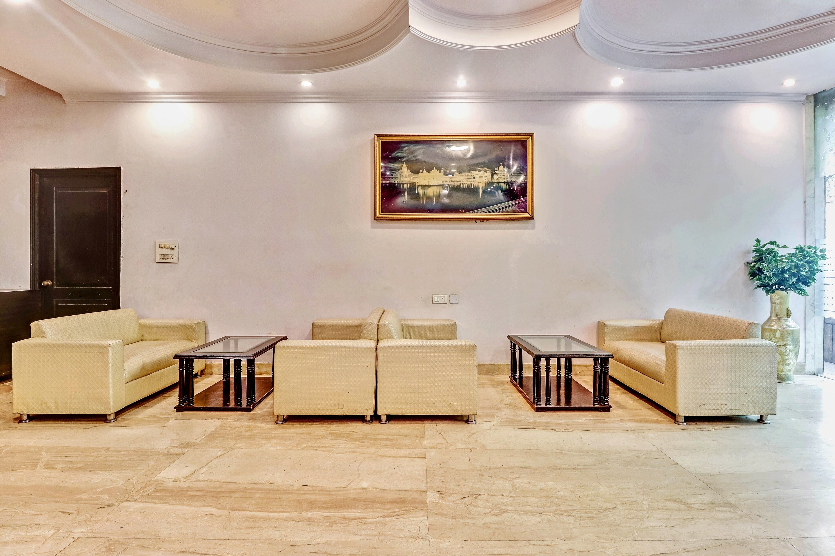 Capital O 81547 Grand Central, New Delhi 2