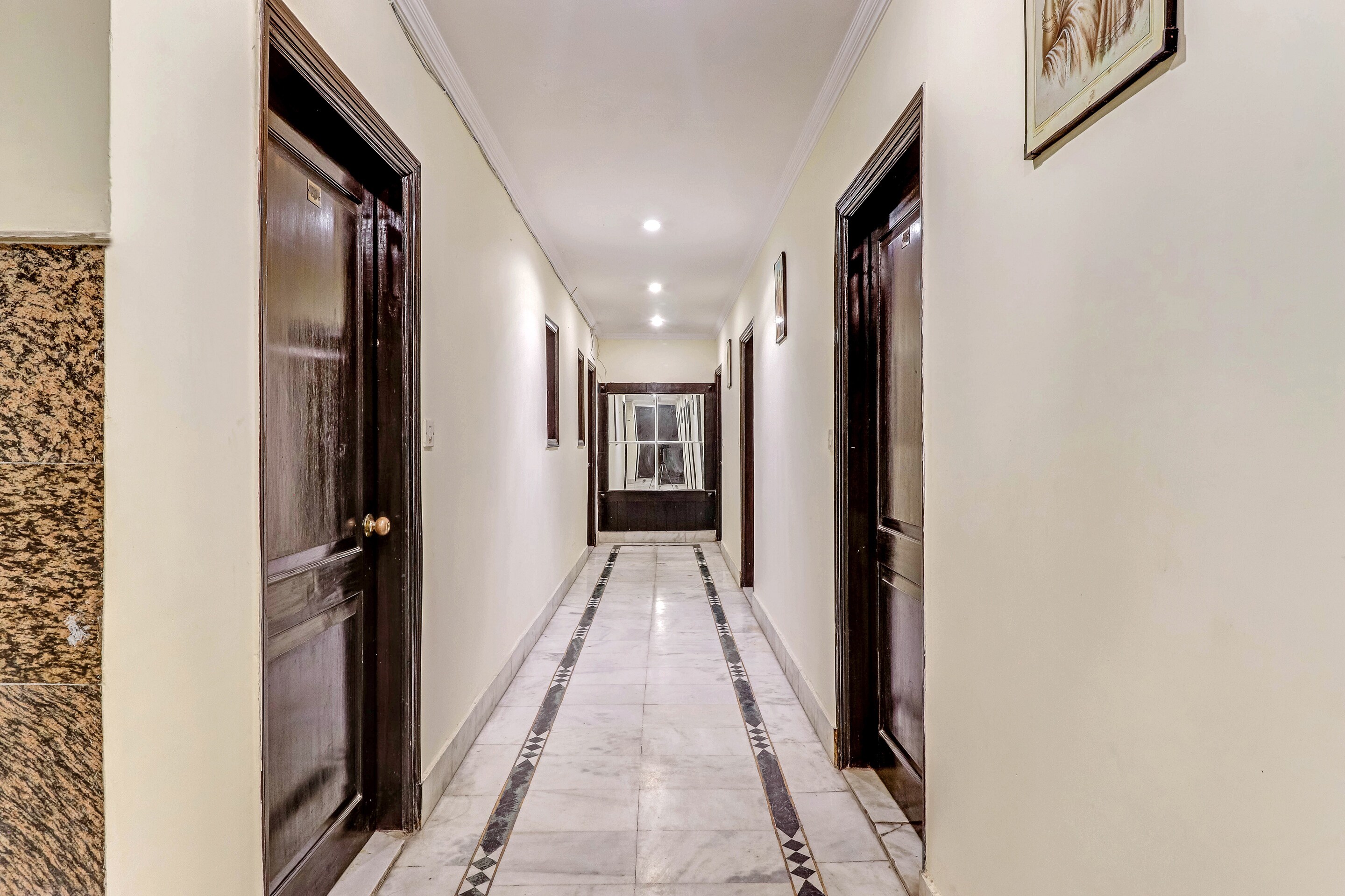 Capital O 81547 Grand Central, New Delhi 3