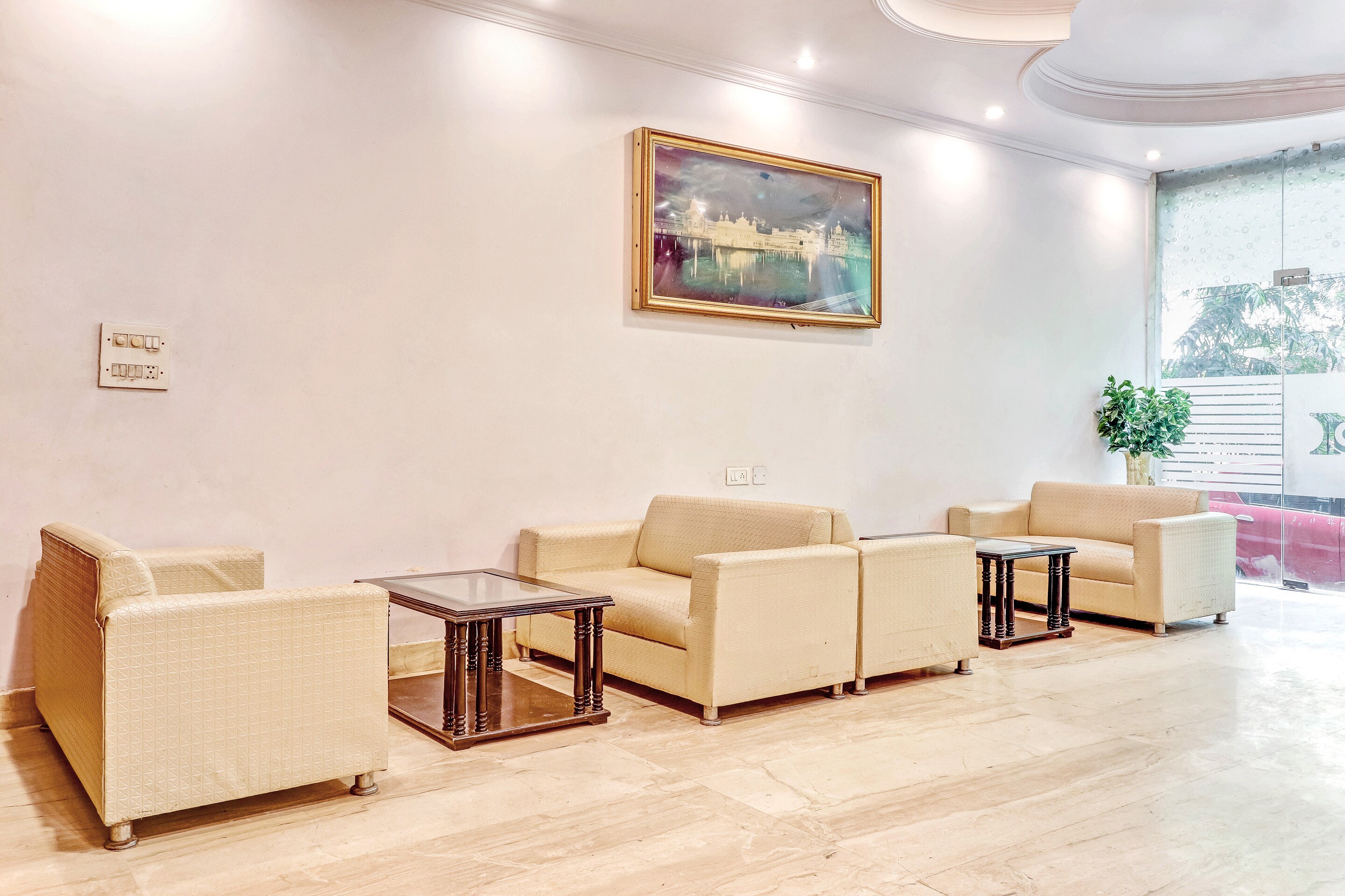 Capital O 81547 Grand Central, New Delhi 4