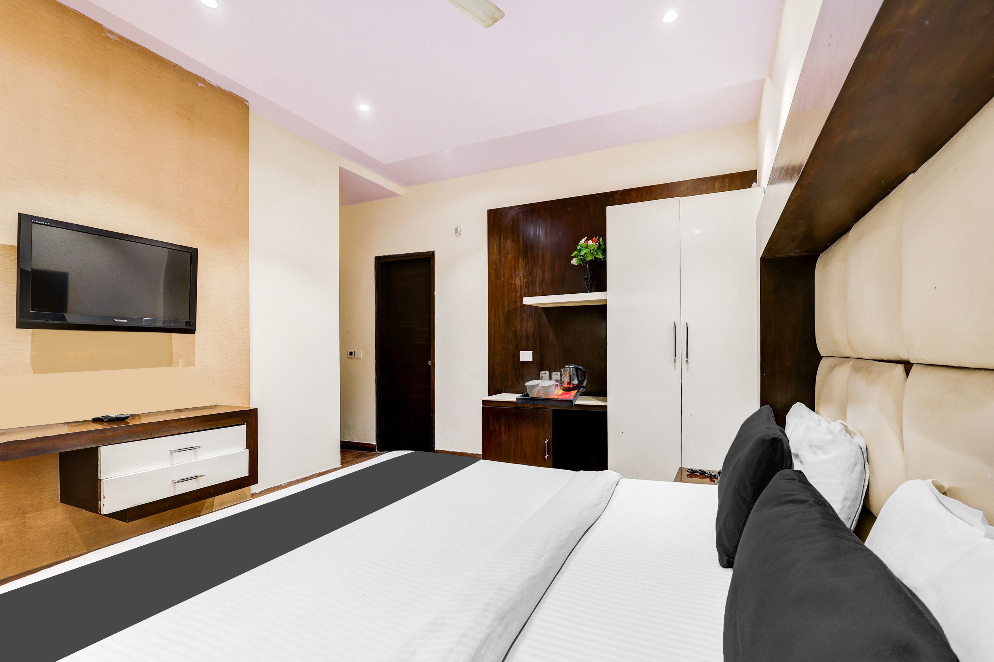 Super Townhouse Oak Sector 25 Gurgaon