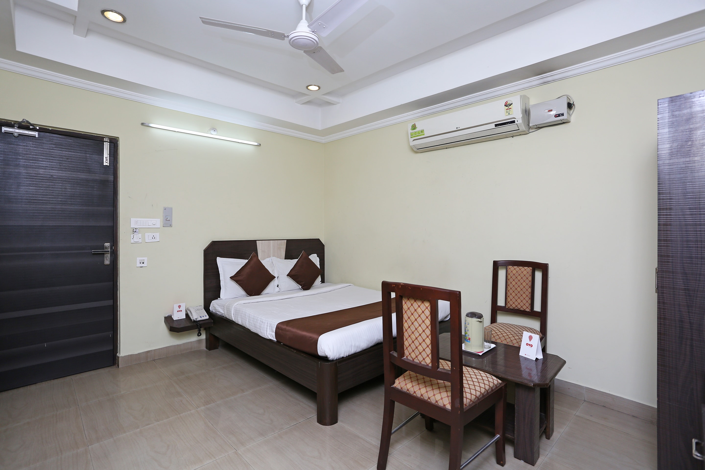 OYO Hotel Saraswathi Residency Near SR Nagar Metro Station, Hyderabad 3