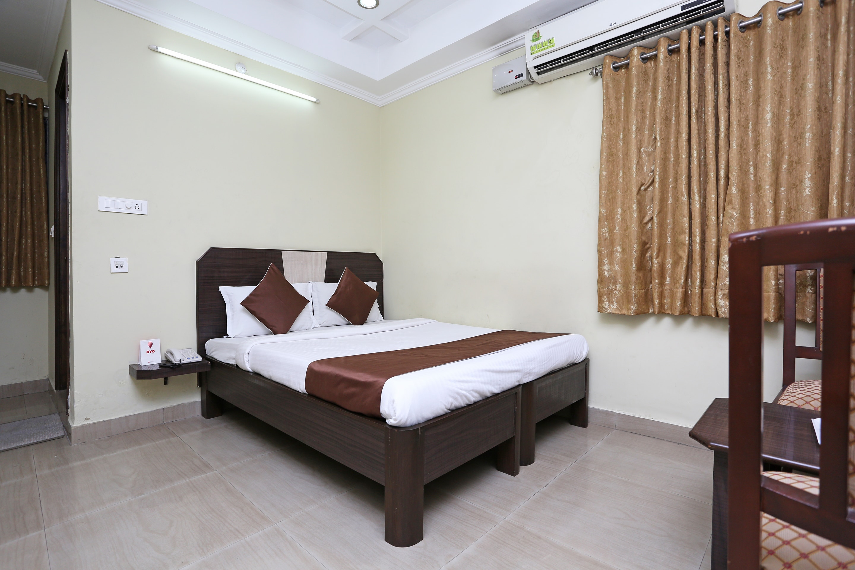 OYO Hotel Saraswathi Residency Near SR Nagar Metro Station, Hyderabad 4