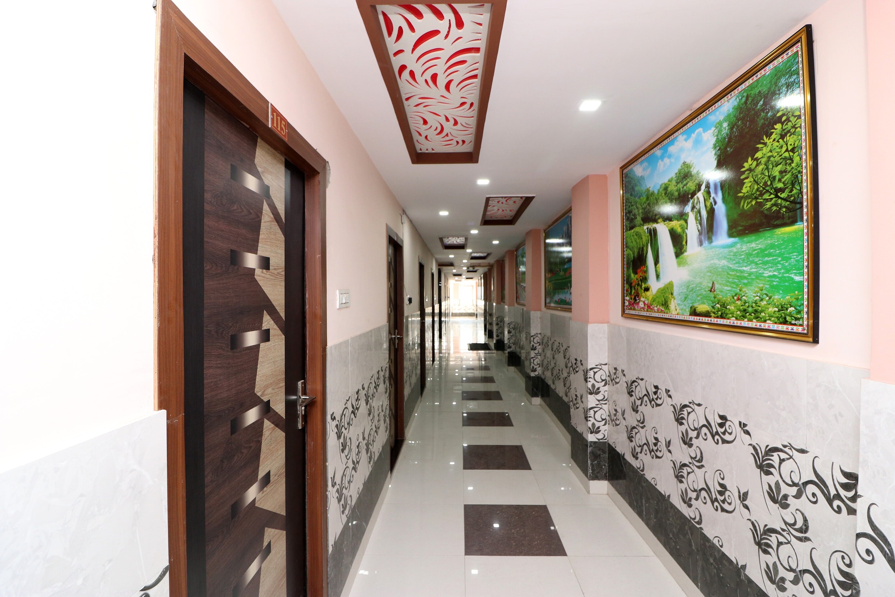 OYO 24067 Hotel Royal Paradise, Kota 2