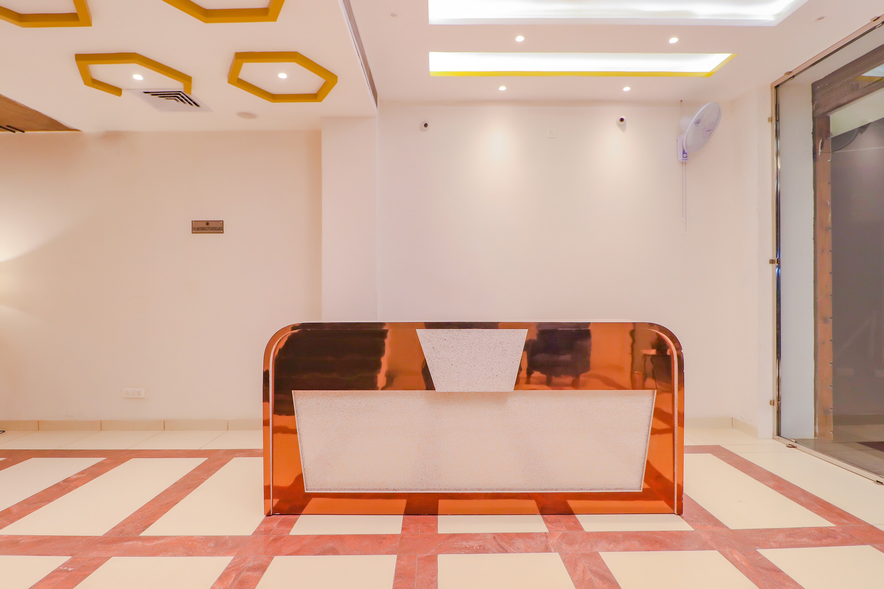 Capital O 79052 Hotel Crystal Empire, Zirakpur 2