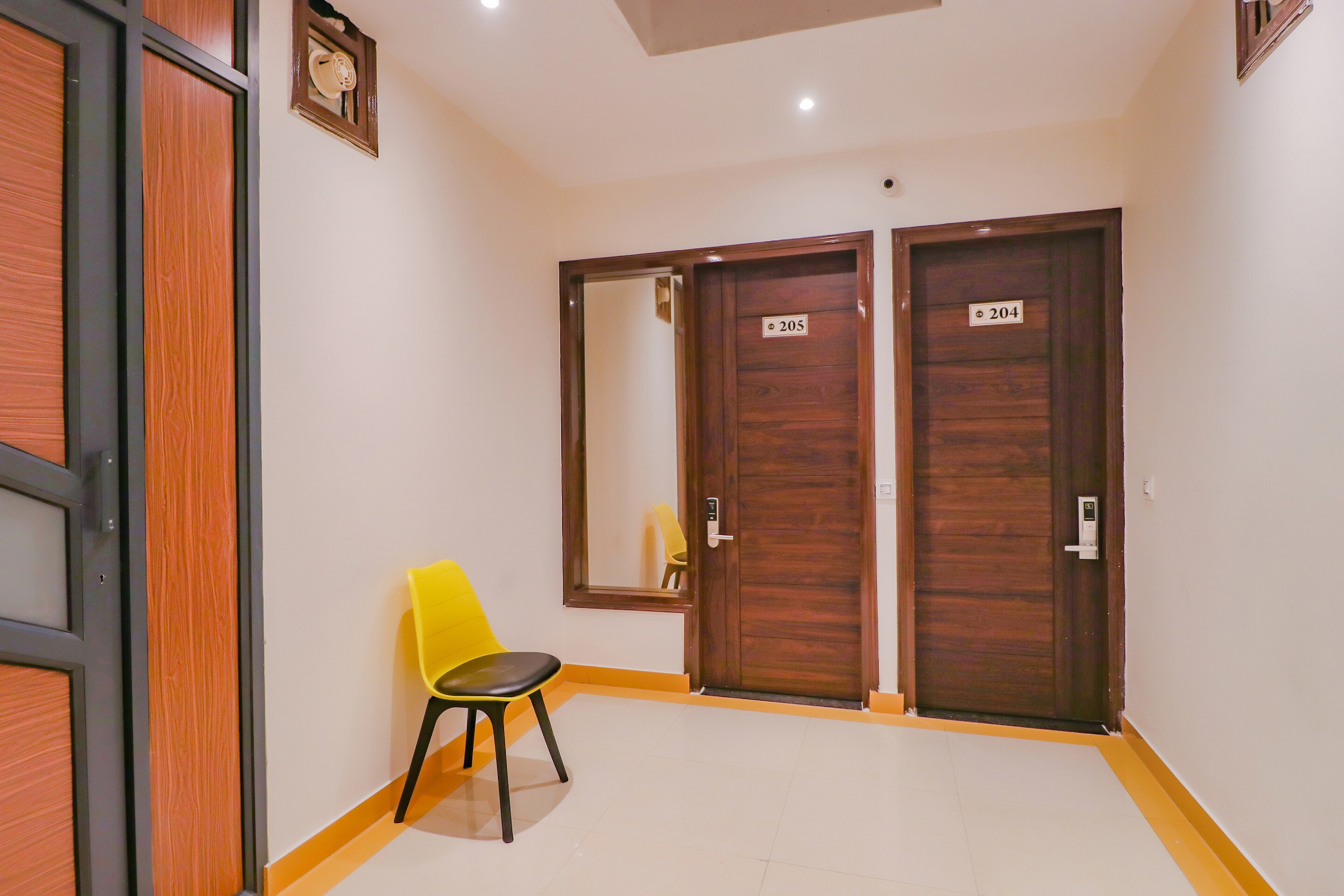 Capital O 79052 Hotel Crystal Empire, Zirakpur 3