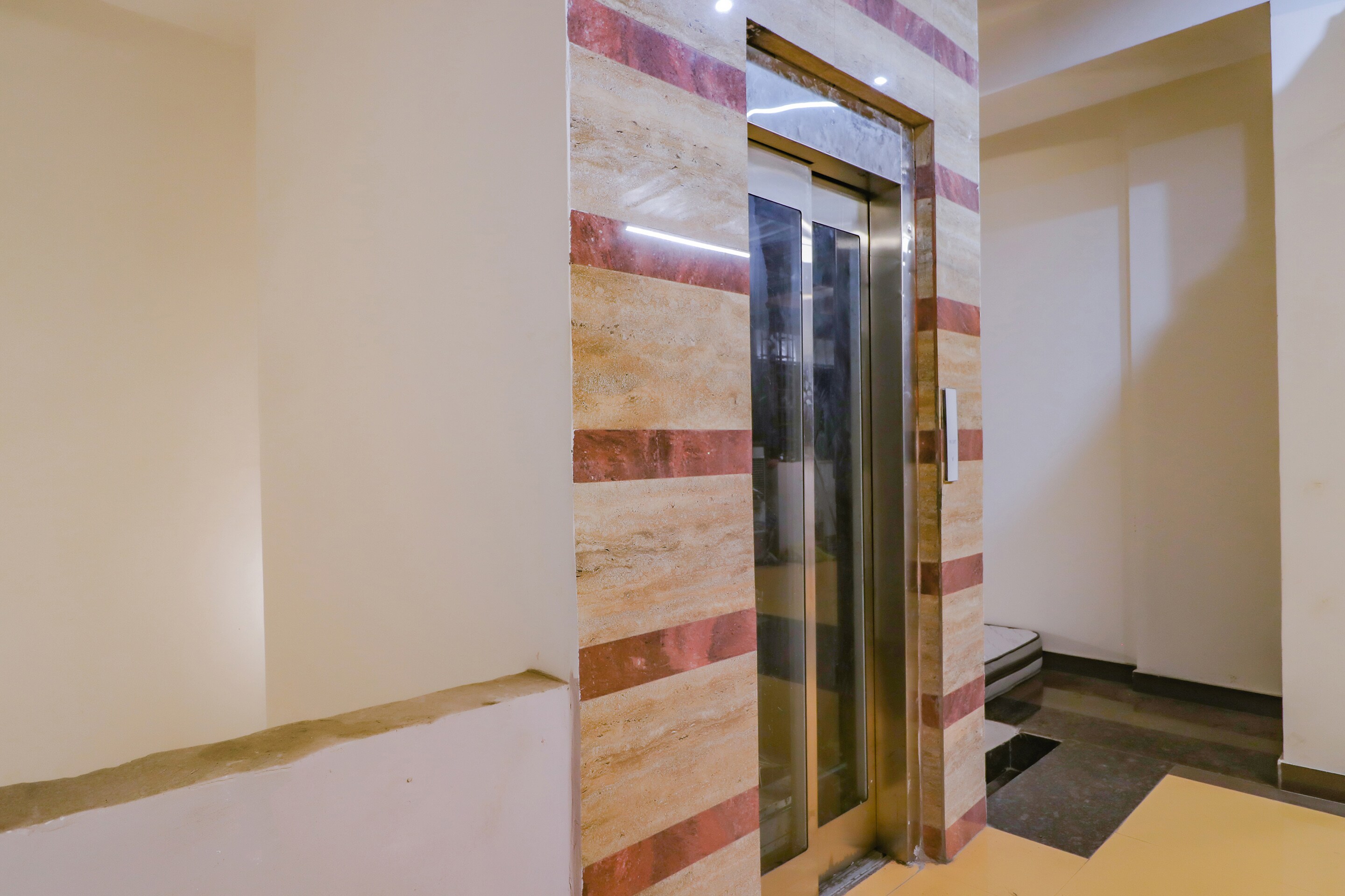 Capital O 79052 Hotel Crystal Empire, Zirakpur 4