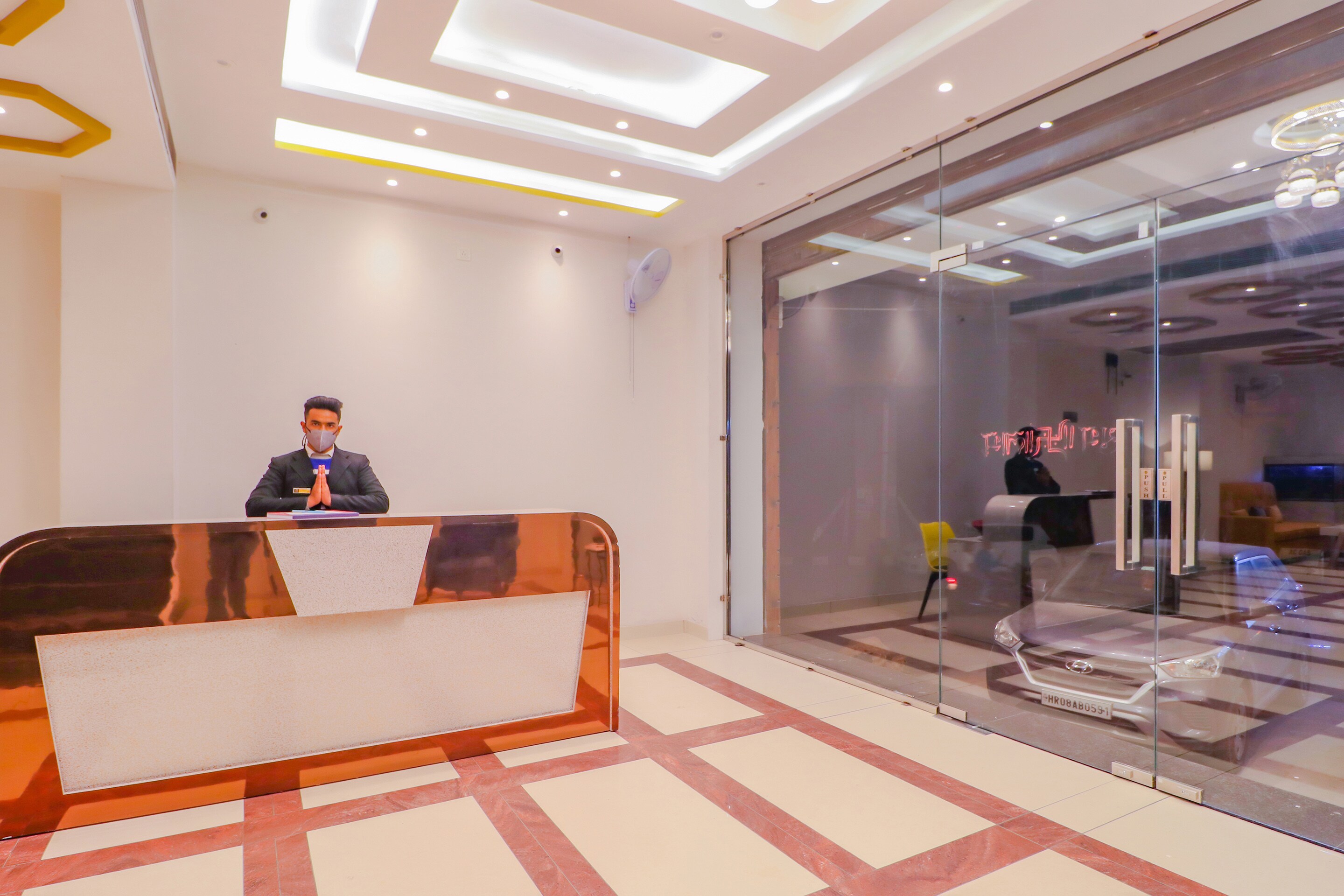 Capital O 79052 Hotel Crystal Empire, Zirakpur 5