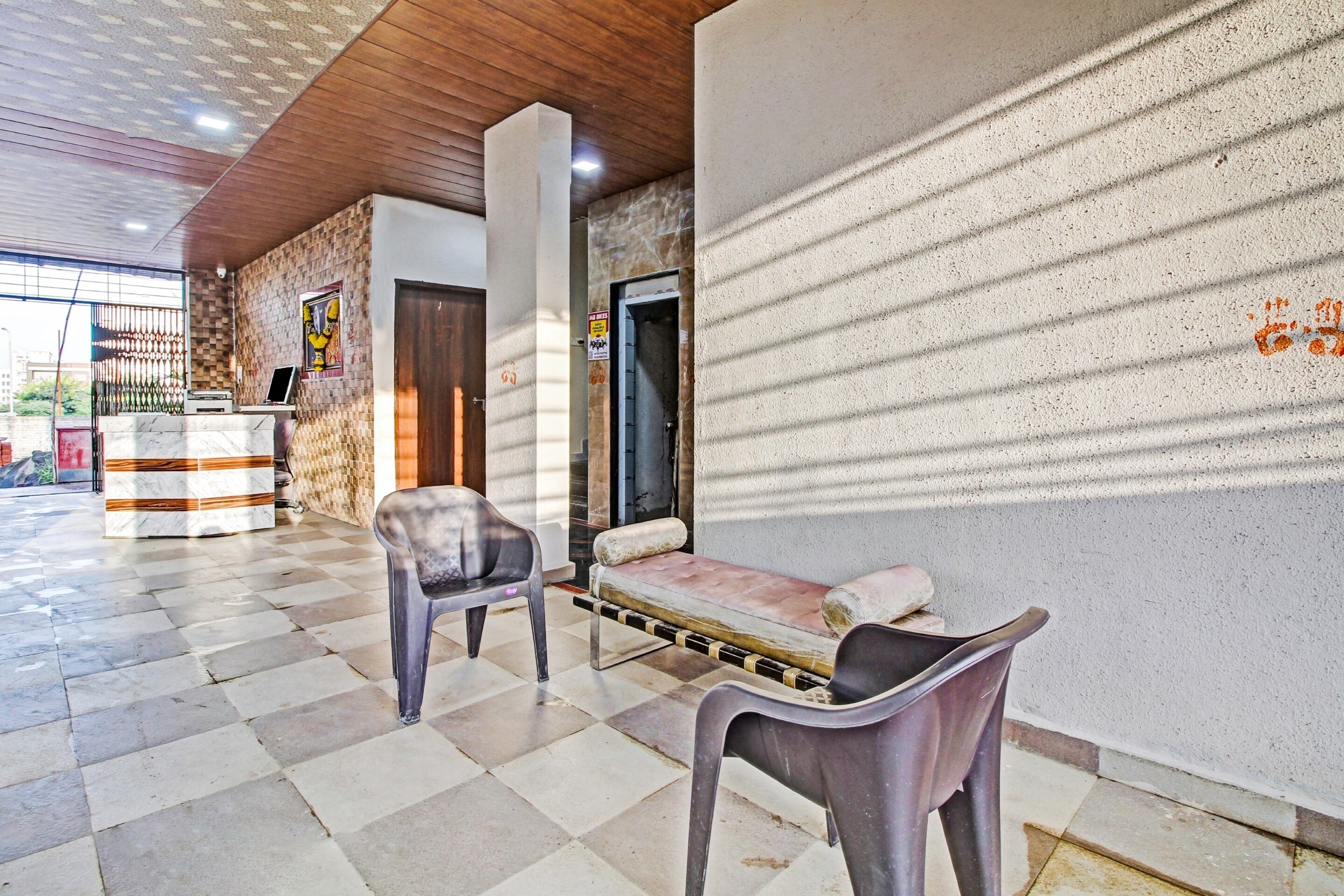 OYO Flagship 93292 Hotel White House, Pune 4
