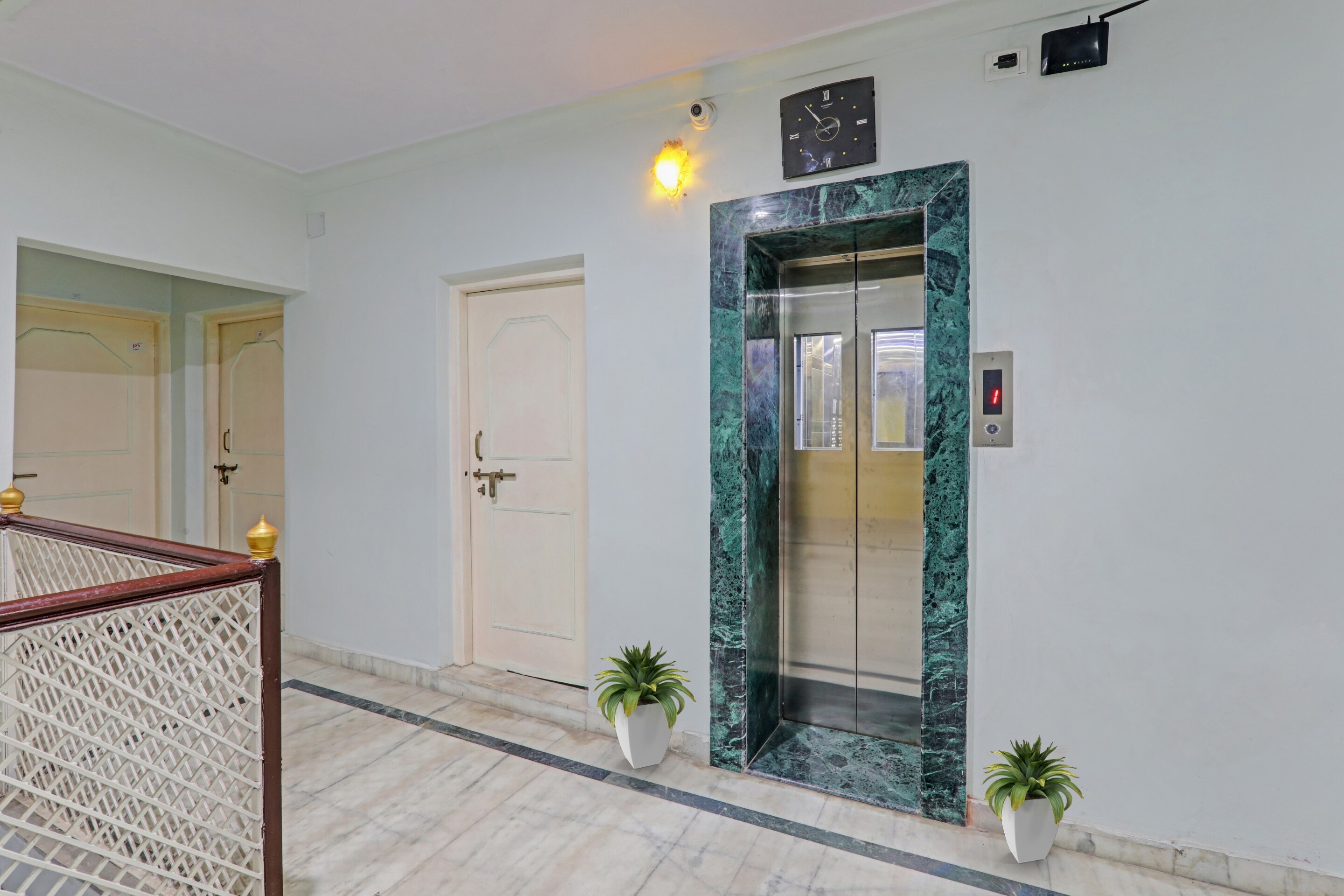 OYO Flagship 92819 Hotel Surbhi G House, Varanasi 4