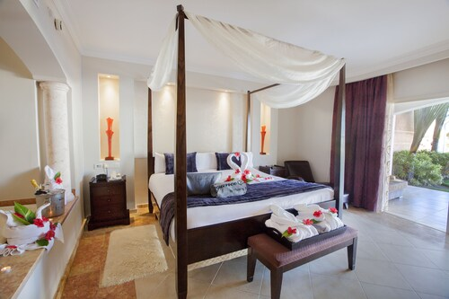 ELEGANCE CLUB SWIM UP SUITE (OUTDOOR JACUZZI) - ADULTS ONLY 18+