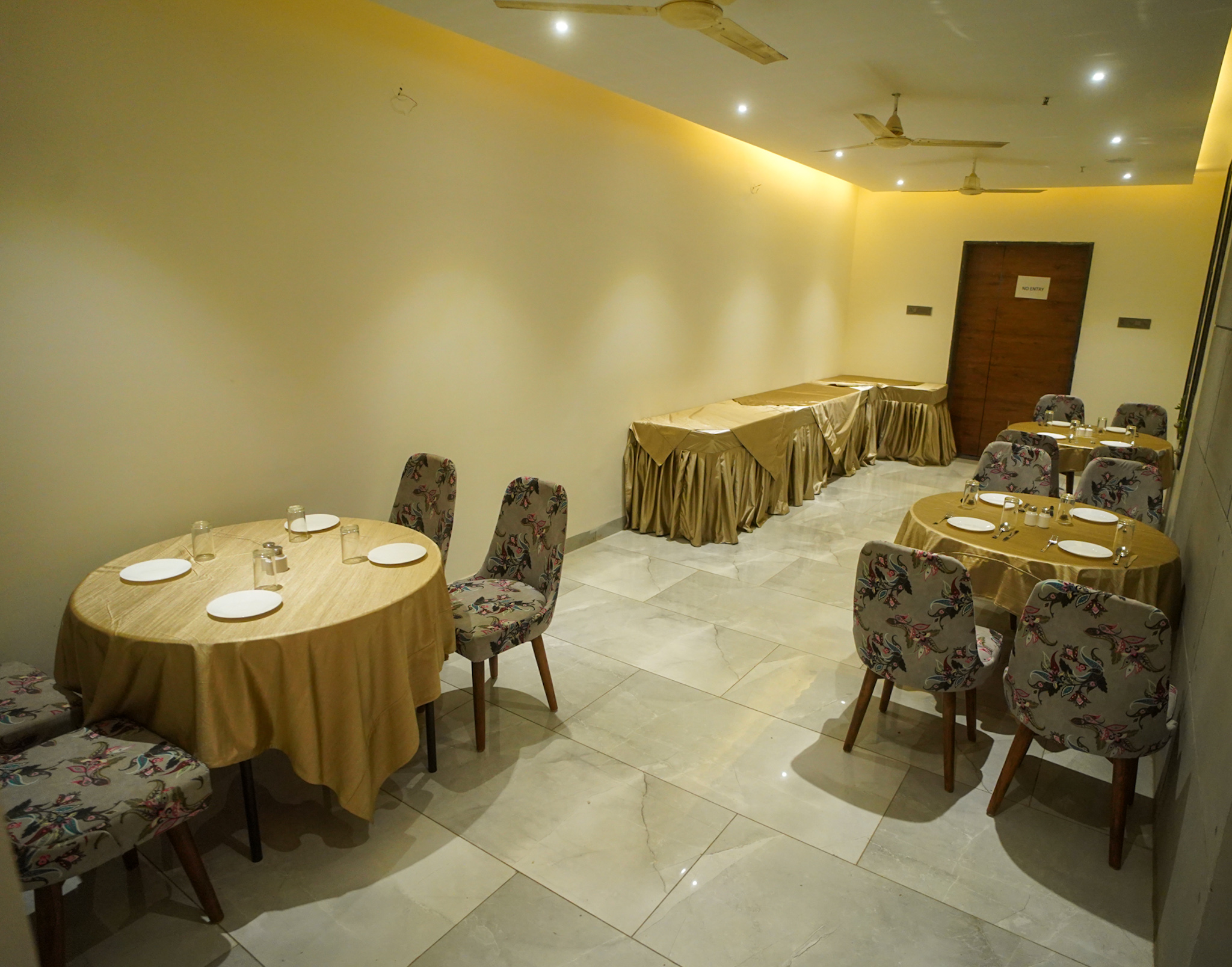 Hotel Lunar Stays, Bhopal 4