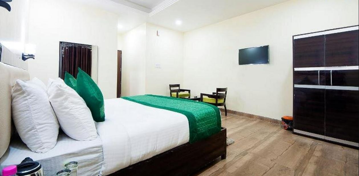 Hotel White and Blue by OPO Rooms, New Delhi 2