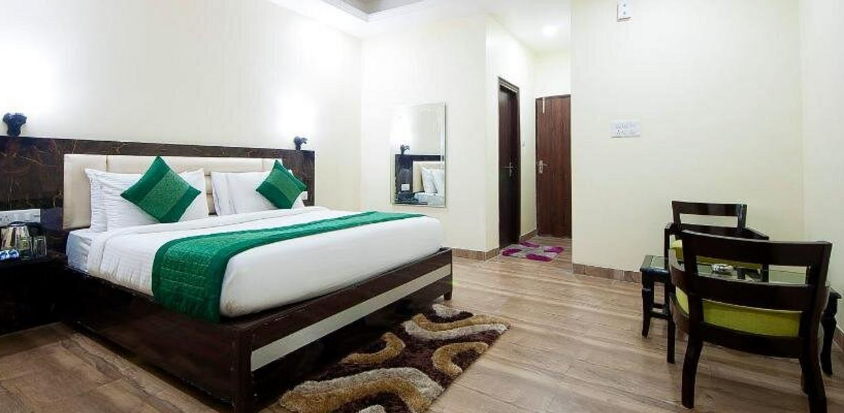 Hotel White and Blue by OPO Rooms, New Delhi 4