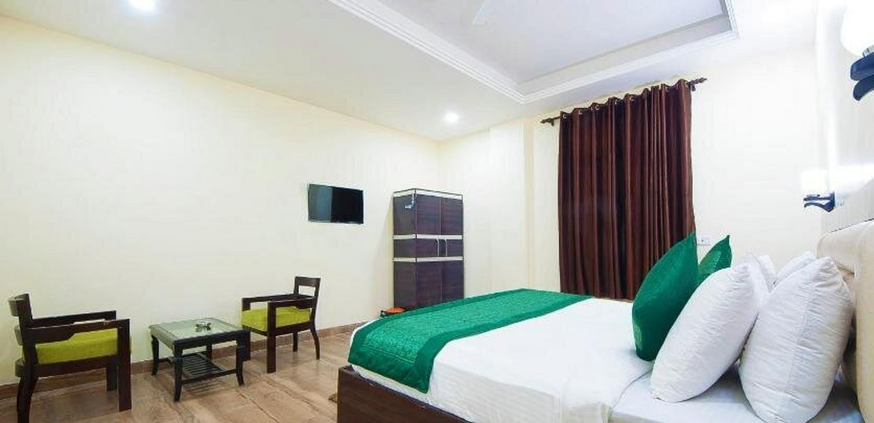 Hotel White and Blue by OPO Rooms, New Delhi 5