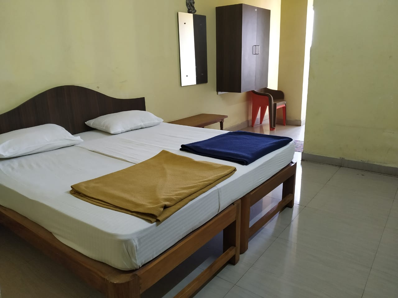i-ROOMZ Hotel Vishwa Lodging, Dharwad 4