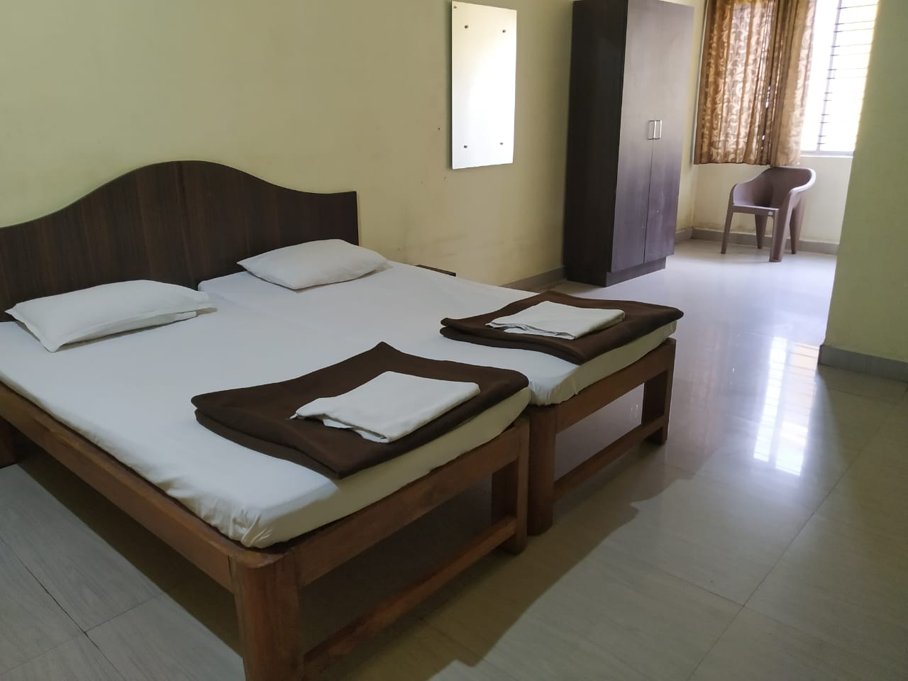 i-ROOMZ Hotel Vishwa Lodging, Dharwad 5