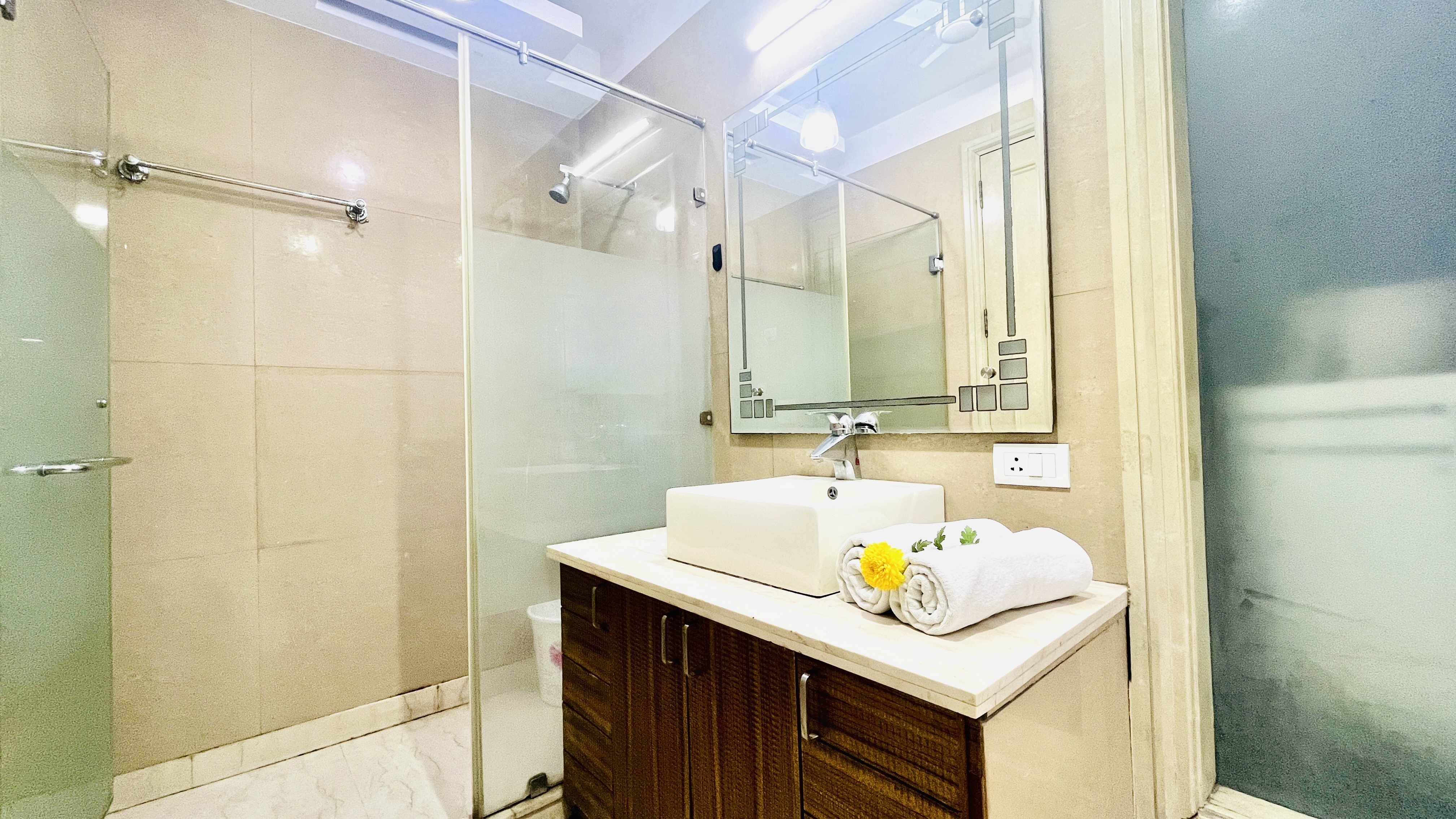 BluO Park Facing 3BHK - Balcony, Lift, Parking, New Delhi 4