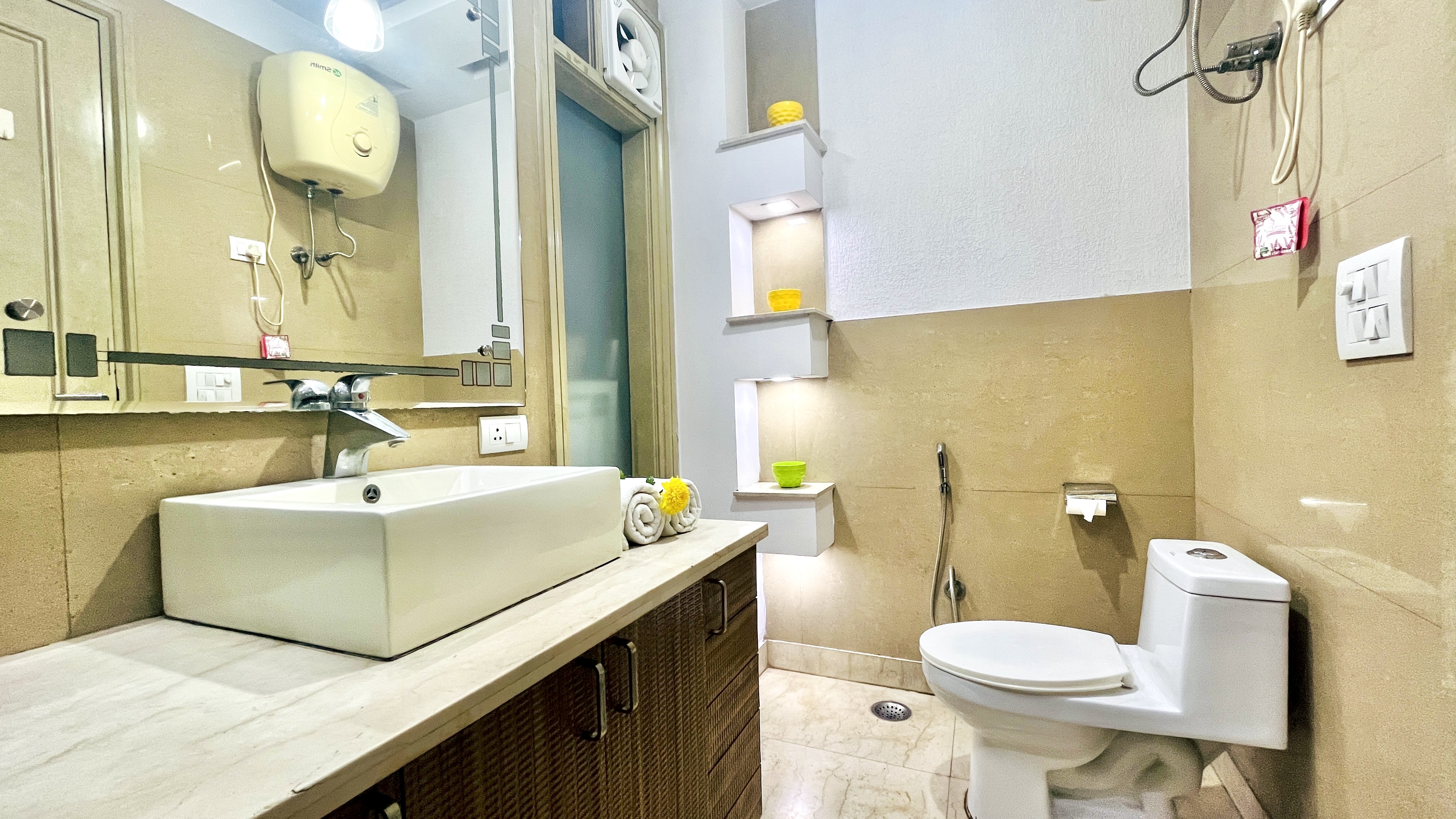 BluO Park Facing 3BHK - Balcony, Lift, Parking, New Delhi 5