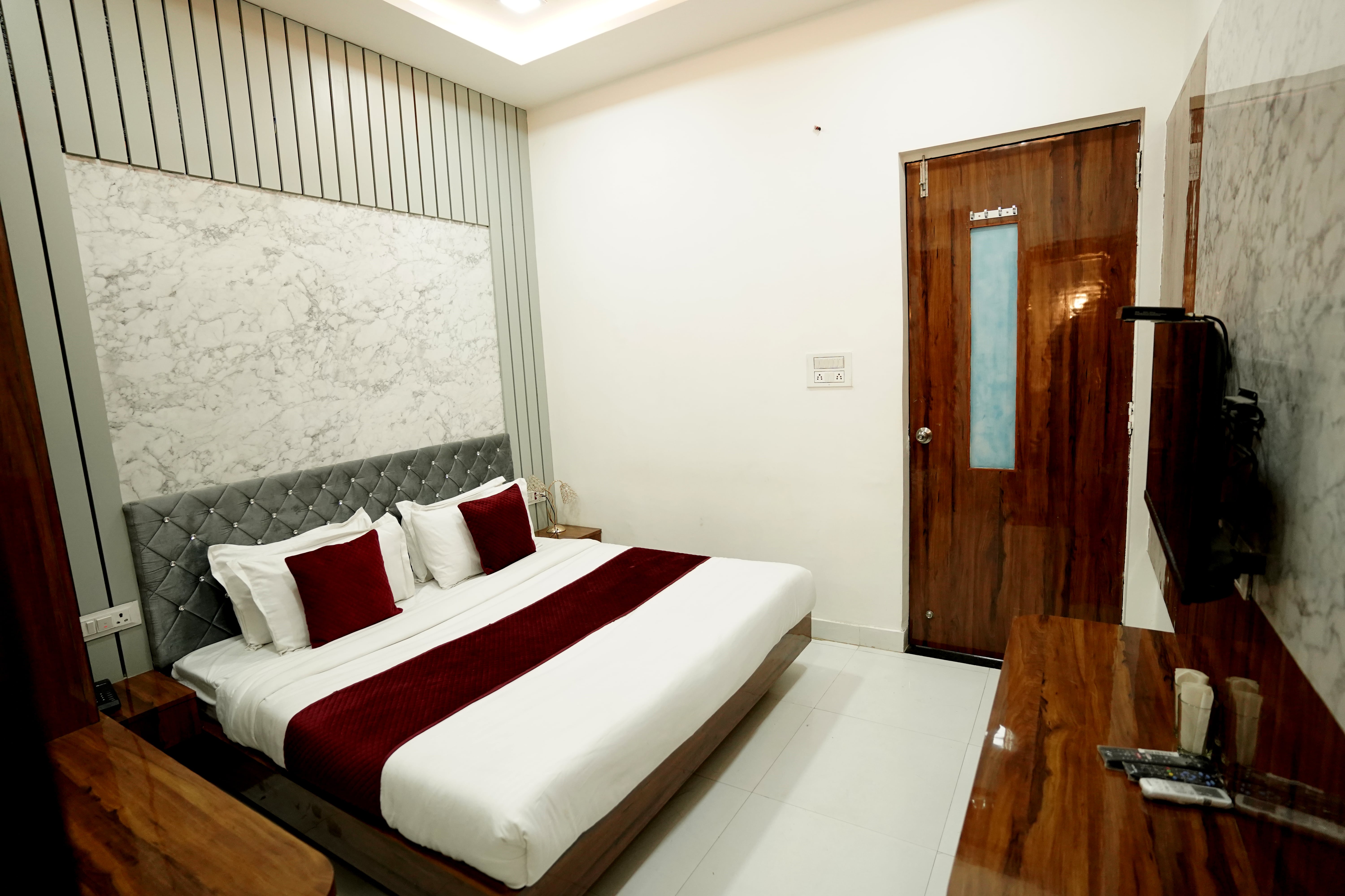 Deluxe King Non AC Room