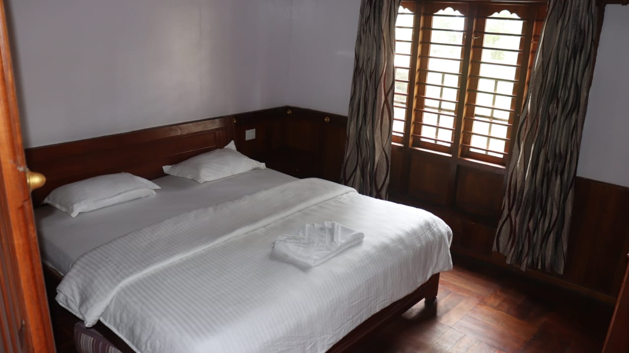 2 Bedroom Premium Independent Houseboat Allp