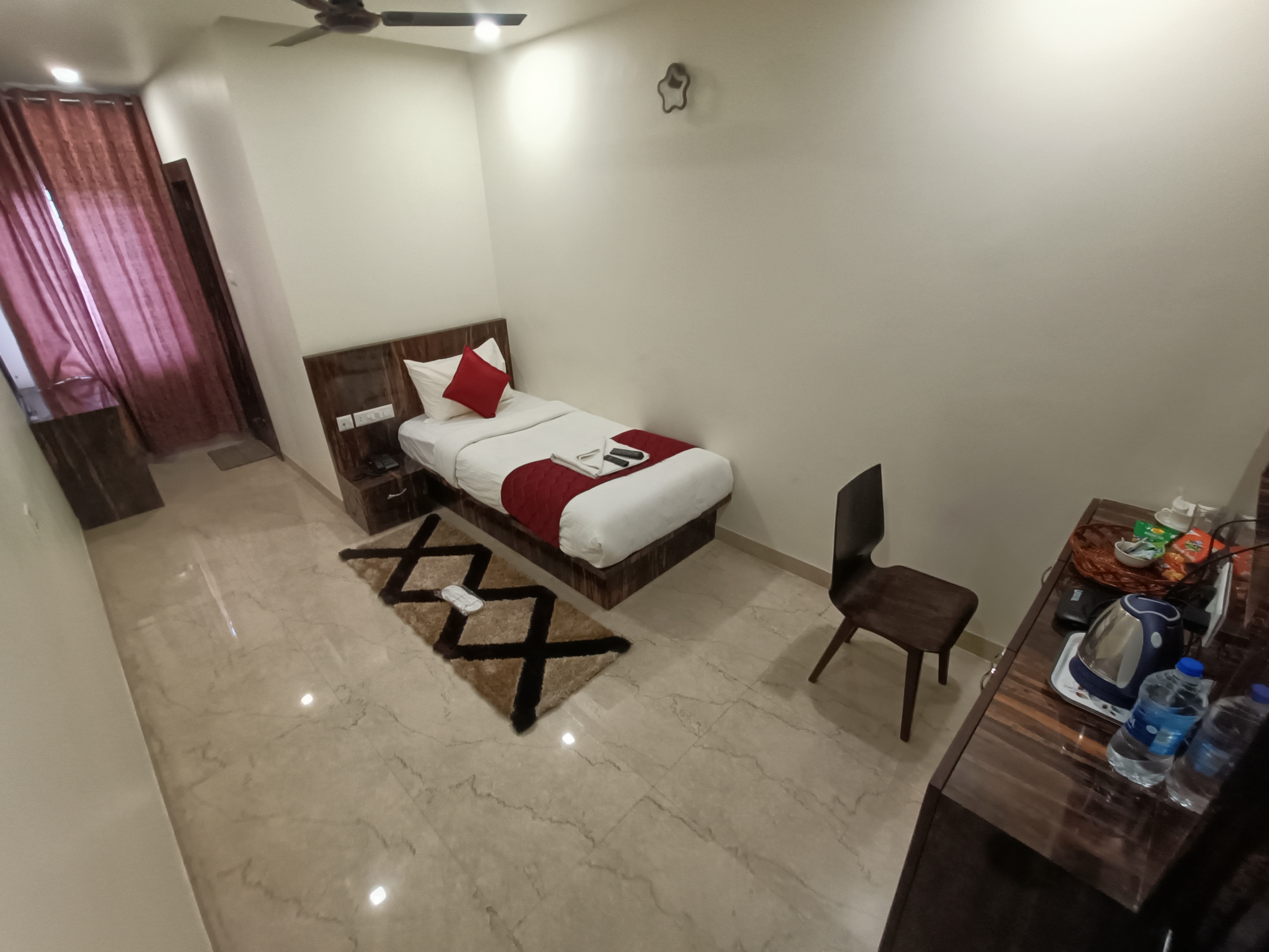 Standard Single Non AC are ideal for Tourist, Corporate, Business travelers, Solo travellers like bike riders, even a student in a standard room measuring approx. 105 sq ft. A perfect blend of Luxury with furnished 6 Rooms provide you Single Bed, 24 Inch 
