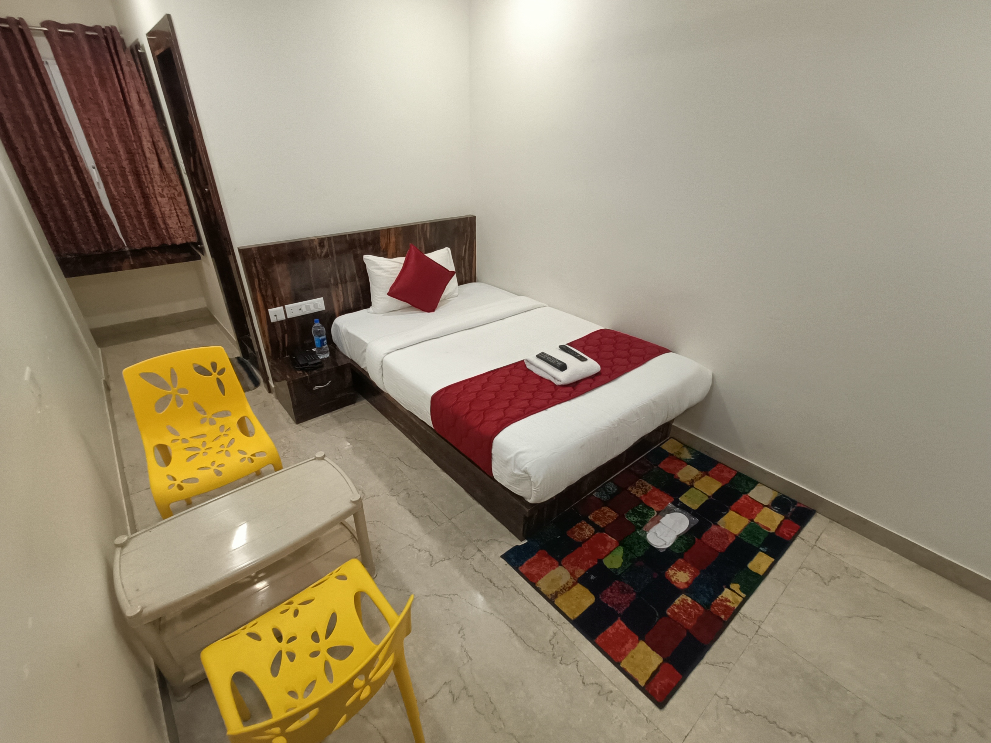 Superior Single Non AC are ideal for Tourist, Corporate, Business travelers, Solo travellers like bike riders, even a student in a standard room measuring approx. 125 sq ft. A perfect blend of Luxury with furnished 5 Rooms provide you Semi Double Bed, 24 