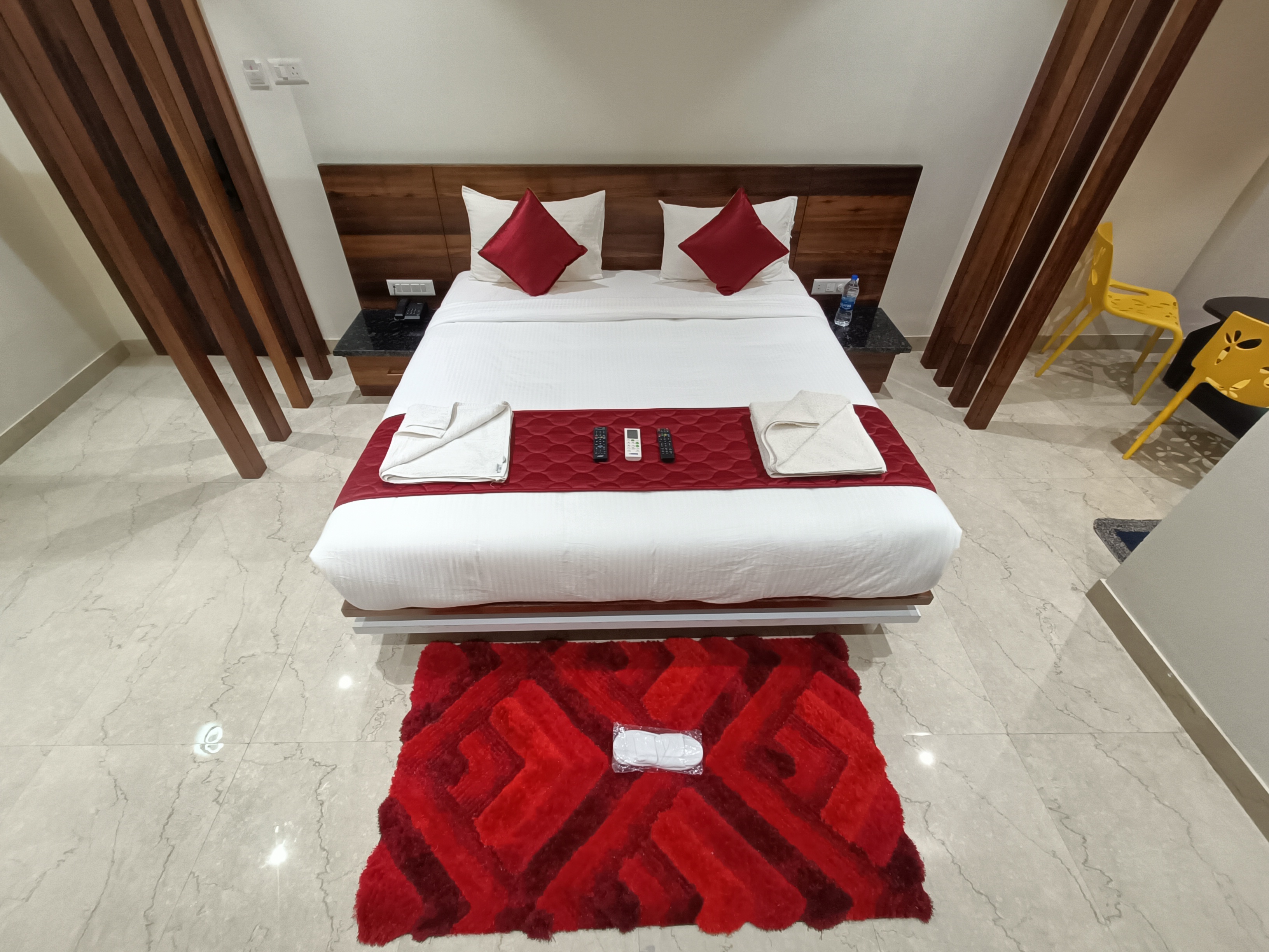 Deluxe Double AC are ideal for Corporate, Tourist, Business travelers, Solo travelers, Couples, bike riders, even a Family for marriage functions in a Luxury room measuring approx. 210 sq ft. A perfect blend of Luxury with furnished 20 Rooms provide you O