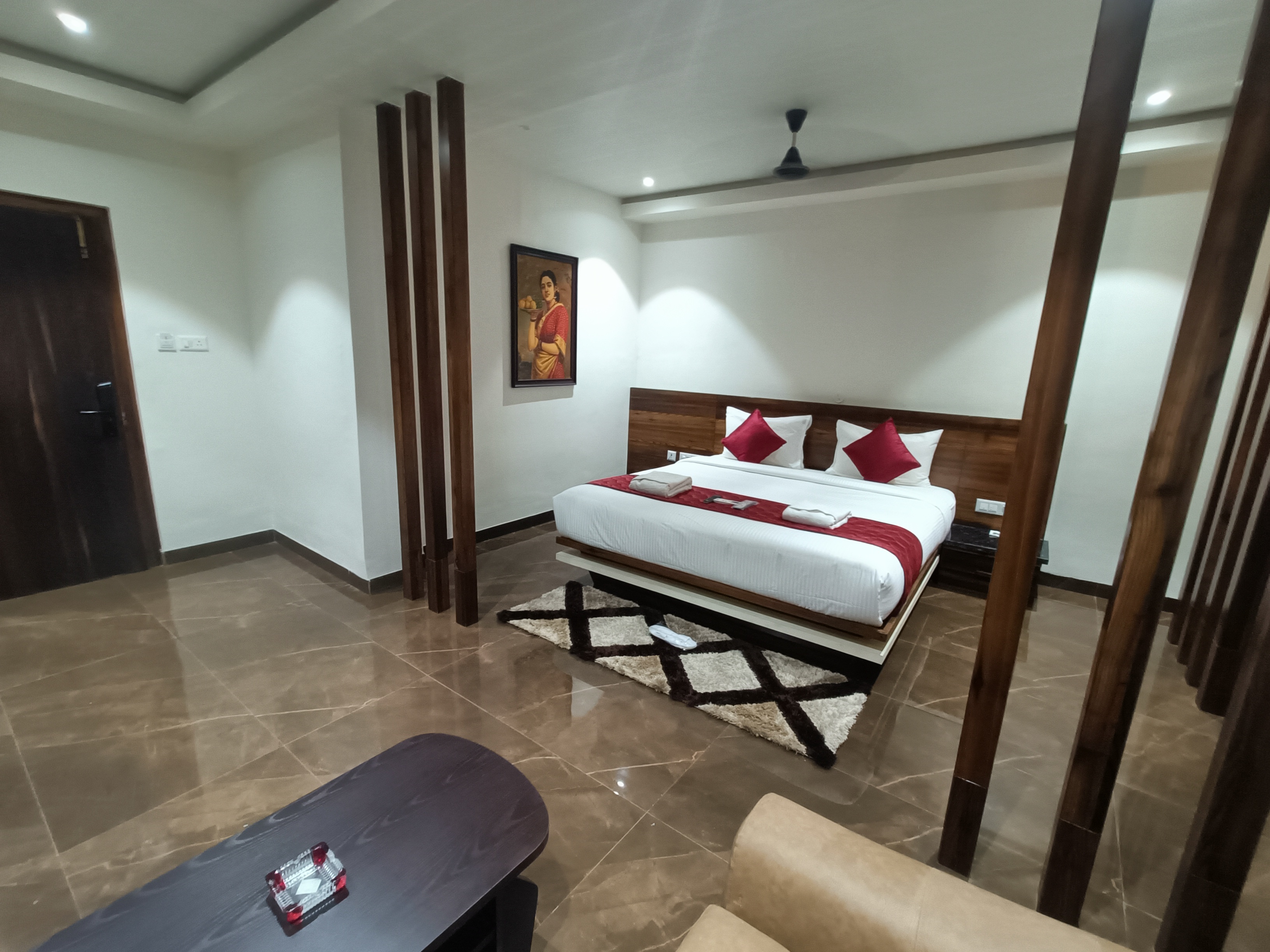 Premium Suite AC are ideal for Family, Corporate, Tourist, Business travelers, VIP Guest, Couples, even a Family for marriage functions in a Spacious room measuring approx. 400 sq ft. A perfect blend of Luxury with furnished 10 Rooms provide you One King 