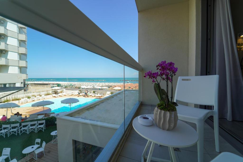 QUADRUPLE EXECUTIVE LATERAL SEA VIEW (2 adults + 2 children)