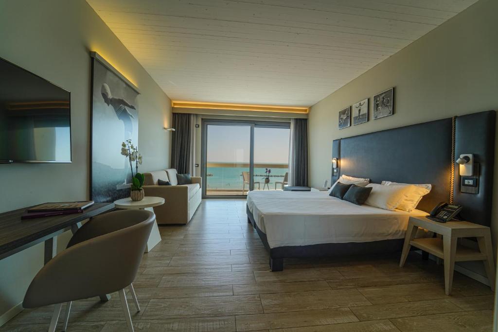 FAMILY ROOM FRONT SEA VIEW (3 adults + 1 child)	