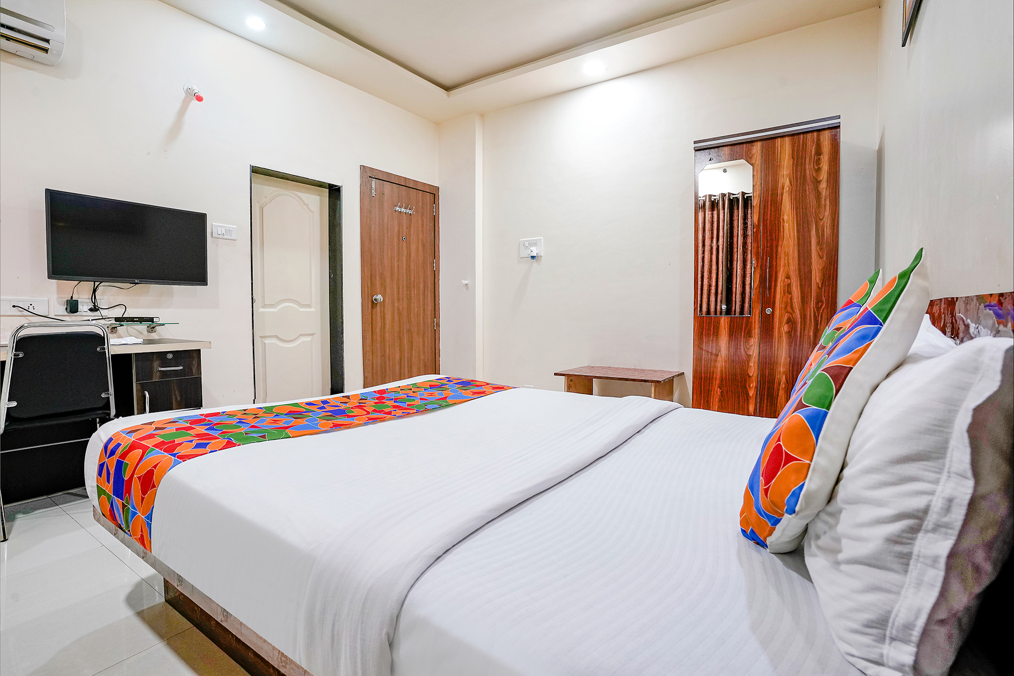 FabHotel Himalay Guest House, Pune 3