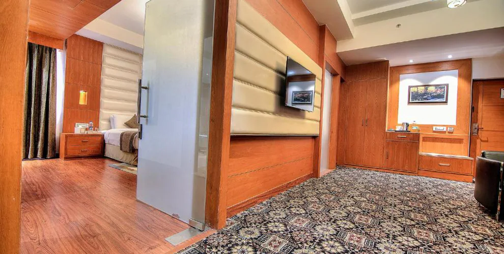 Suite-1 King Bed, Non-Smoking, Separate Living Room, Two 32 Inch Lcd Televisions, Mini Bar, Hairdrye