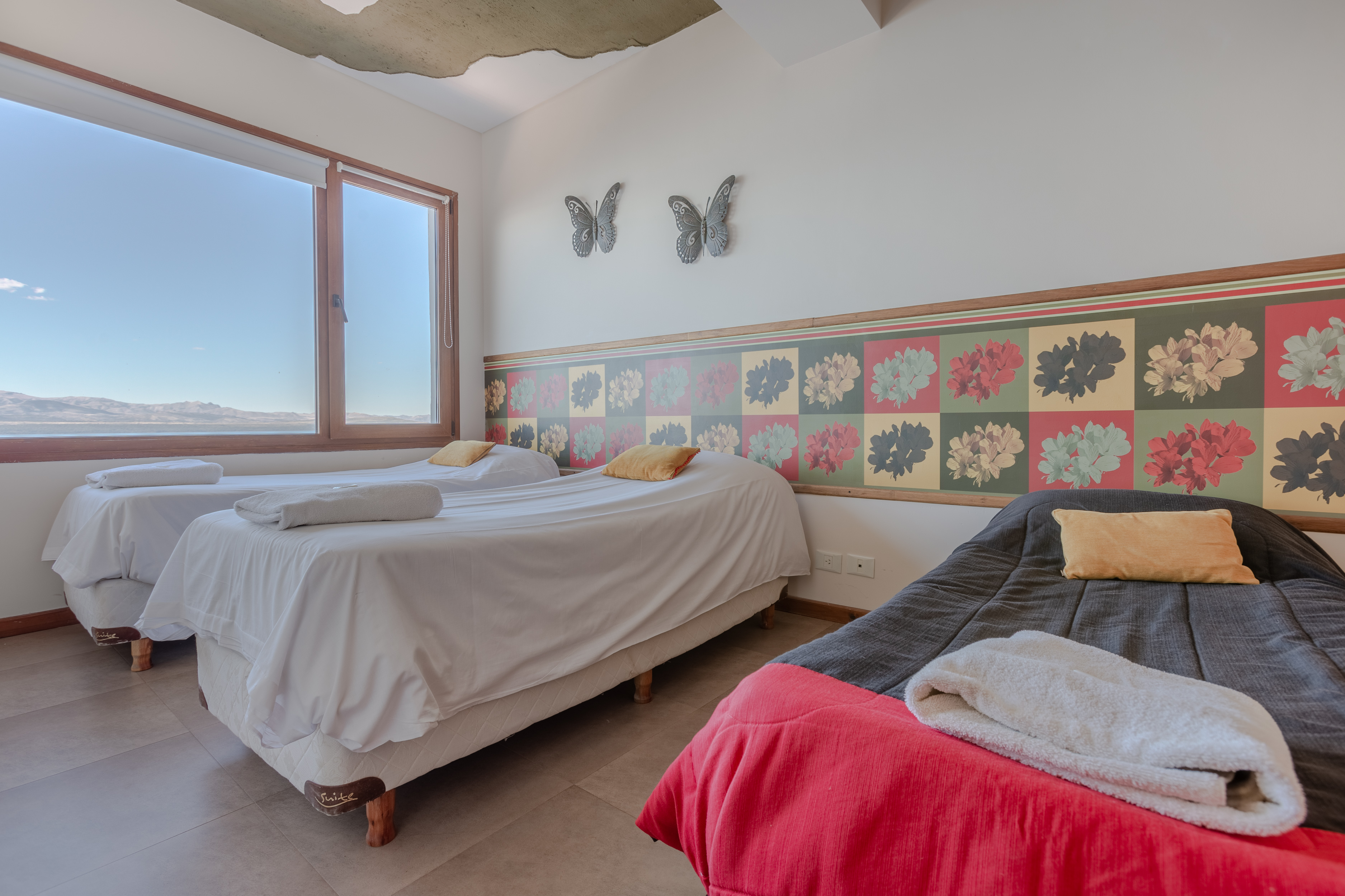 Luxury 2-Level Apartment 3 Bedrooms /3.5 Bathrooms TD4