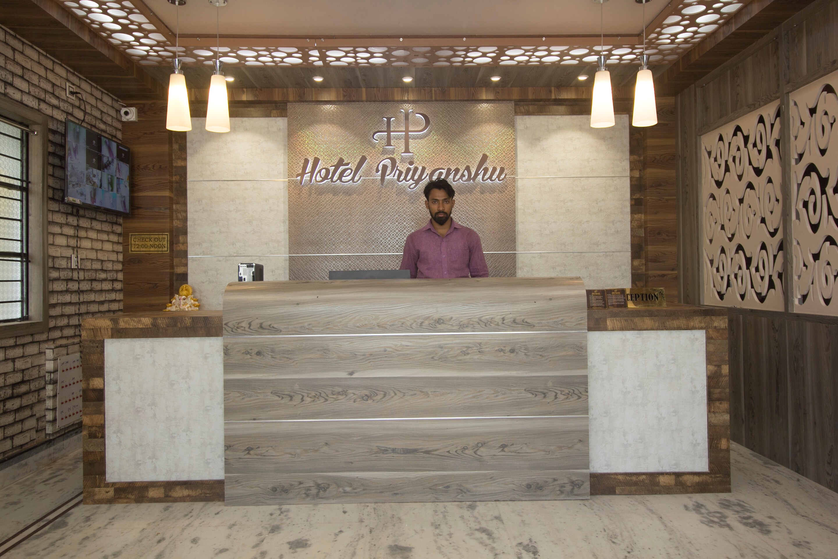 OYO 14795 Hotel Priyanshu, Siliguri 4