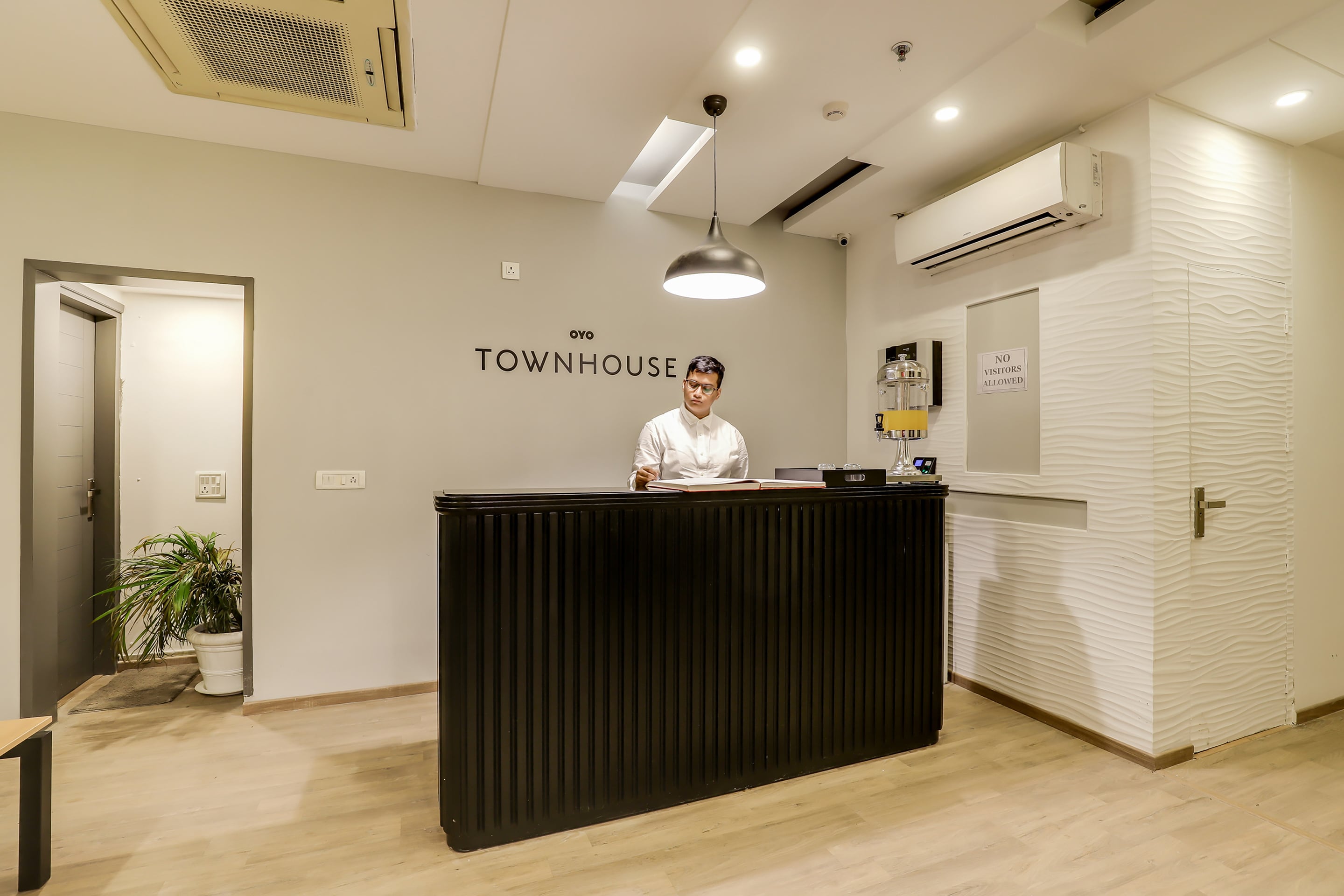 OYO Townhouse 281 Harsh Vihar., New Delhi 3