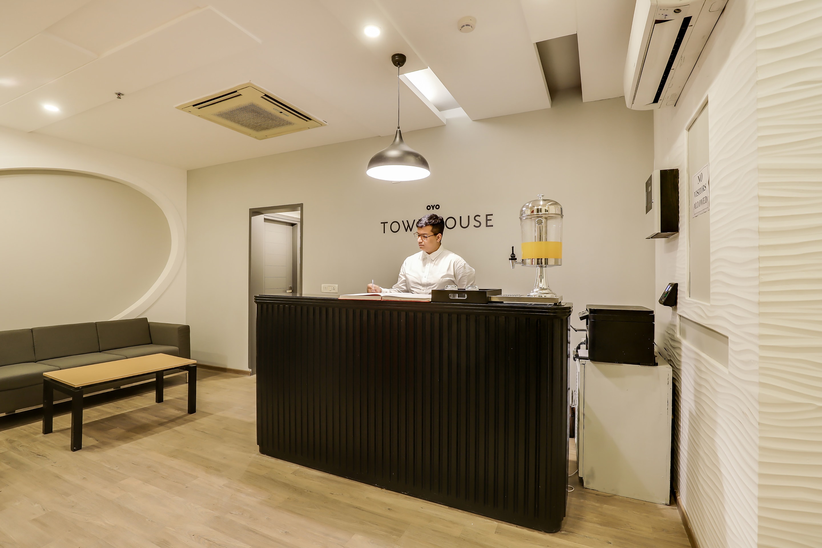OYO Townhouse 281 Harsh Vihar., New Delhi 4