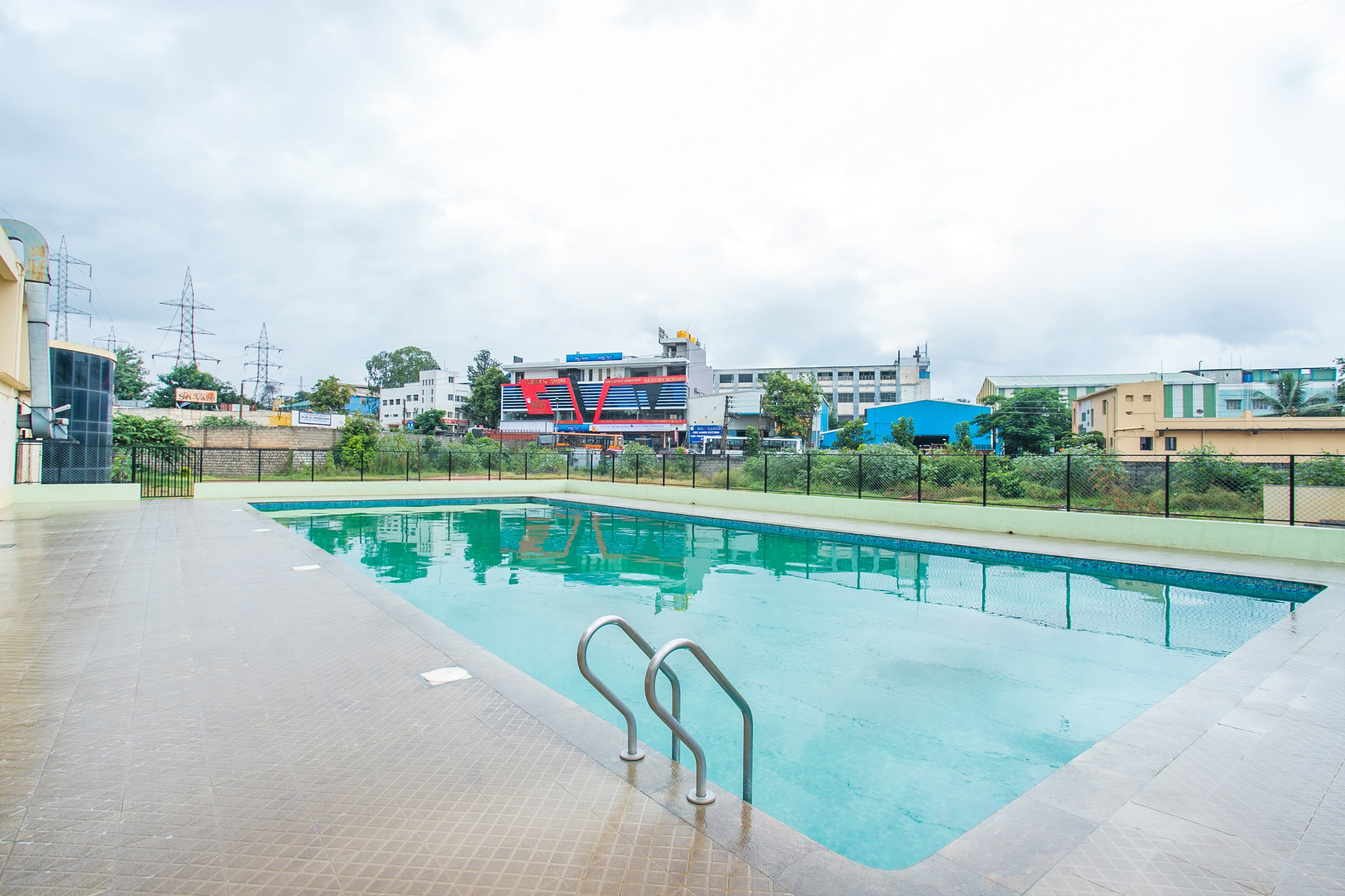 OYO Flagship 703233 Peenya Gymkhana Comforts, Bangalore 2
