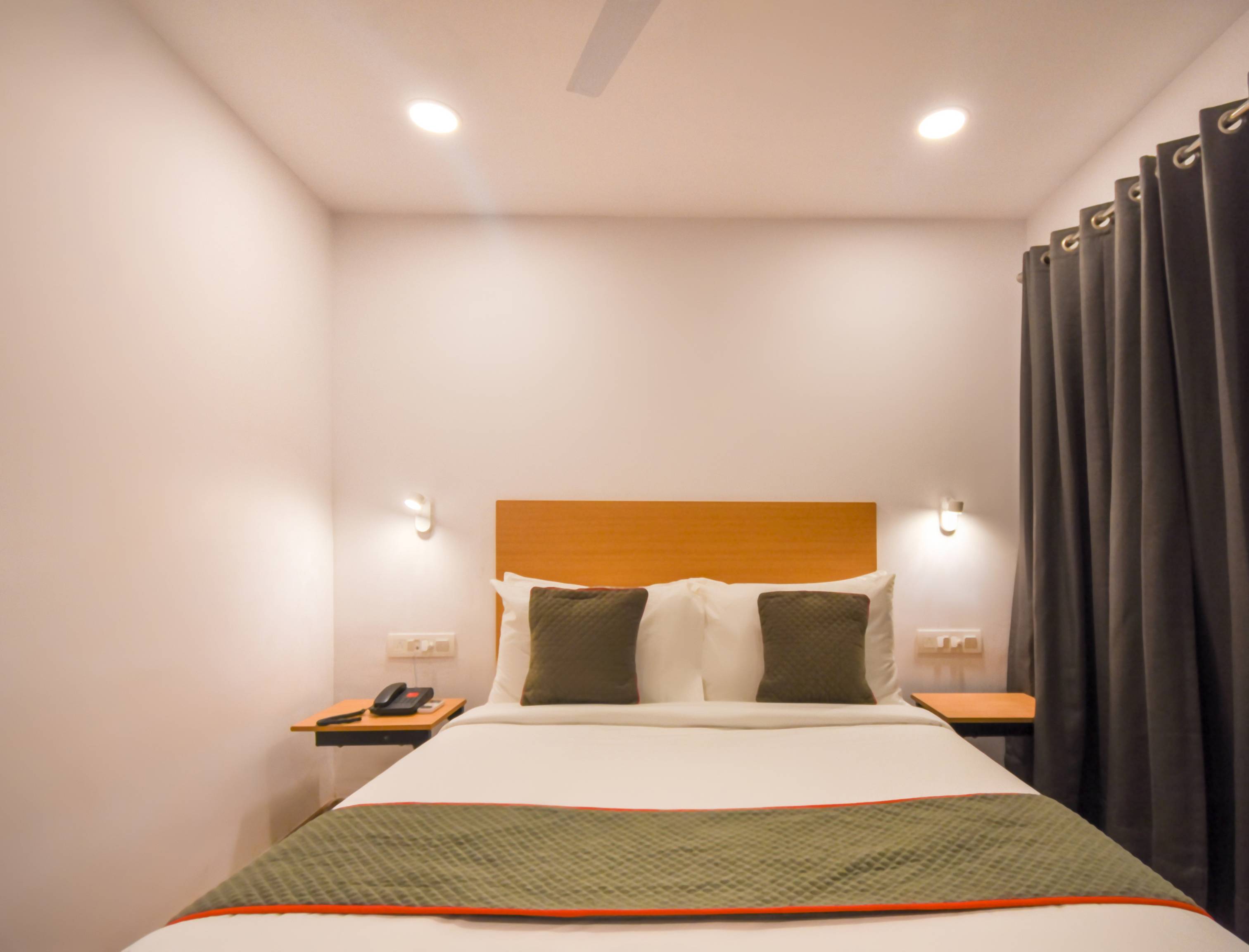 OYO Townhouse 444 Heera Holiday Inn, Kolkata 4