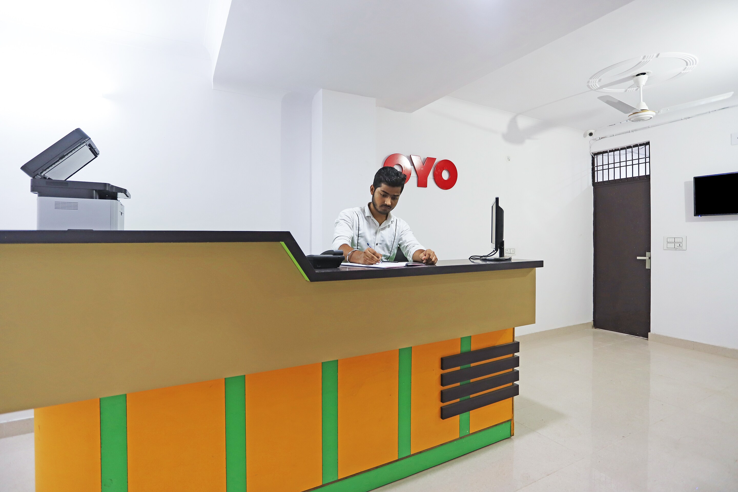 OYO Flagship 48359 Lal Residency, New Delhi 3