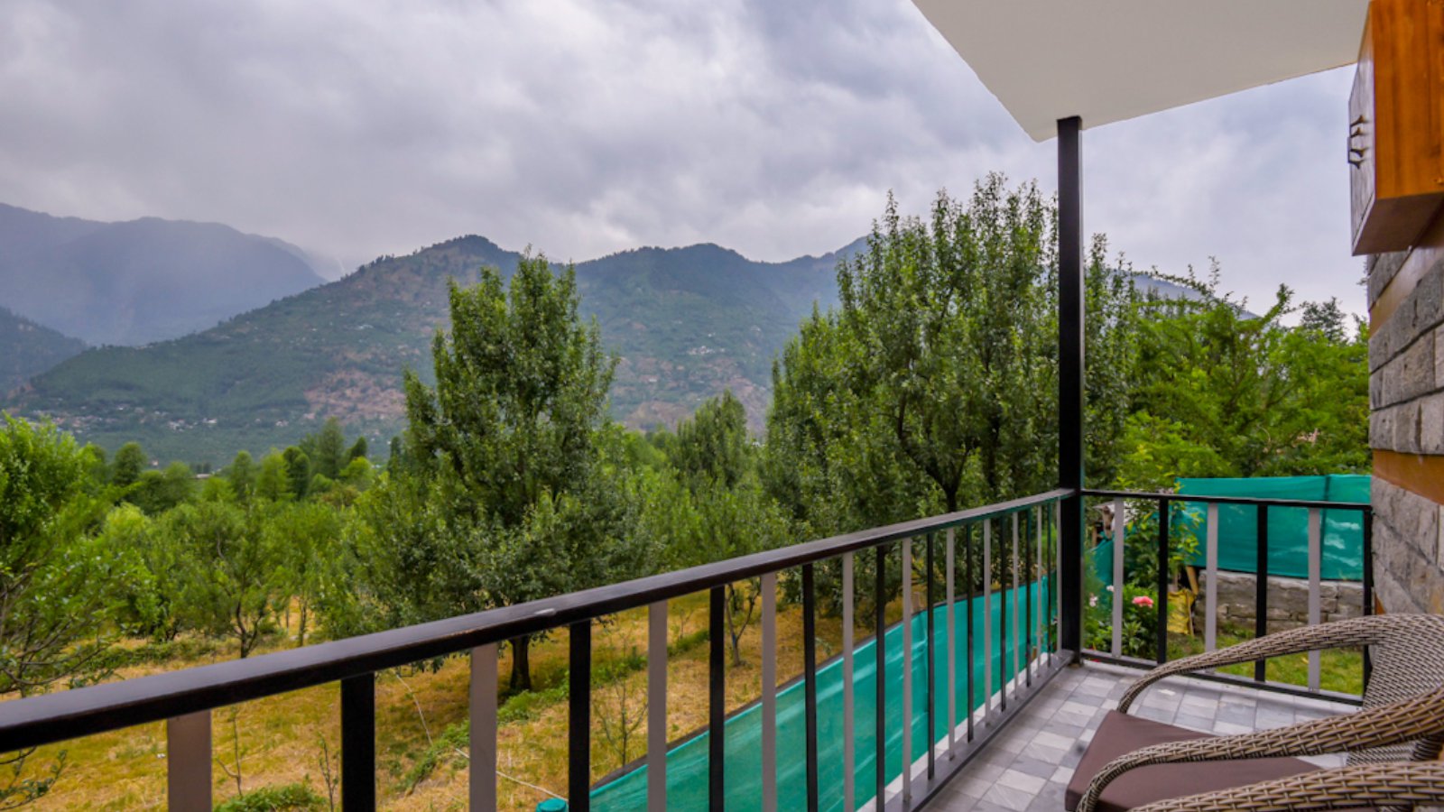 Premium Wooden Cottage Room Hill and Garden View