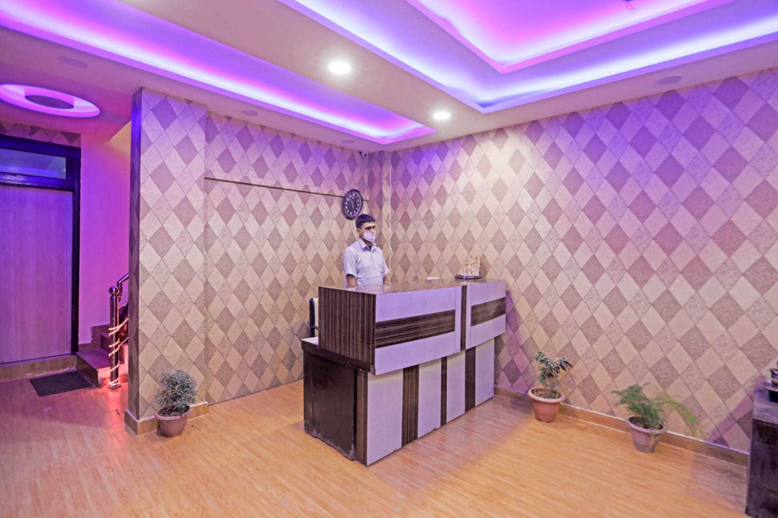 OYO 42622 Admiral Suites, New Delhi 2