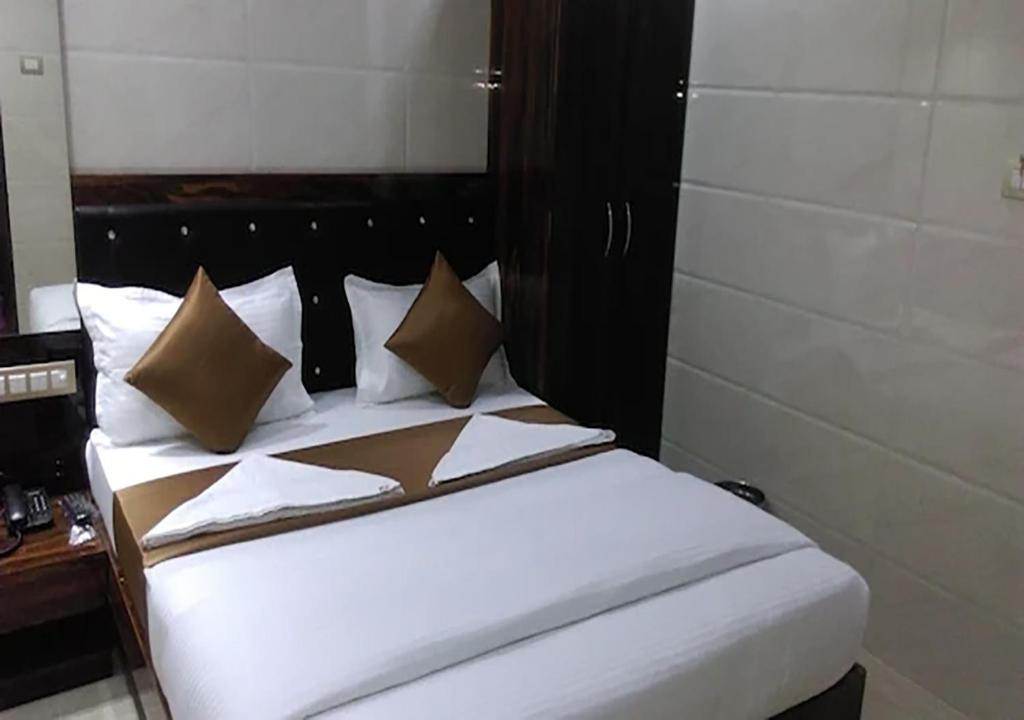 Hotel Plaza-Near Byculla Railway Station, Mumbai 4