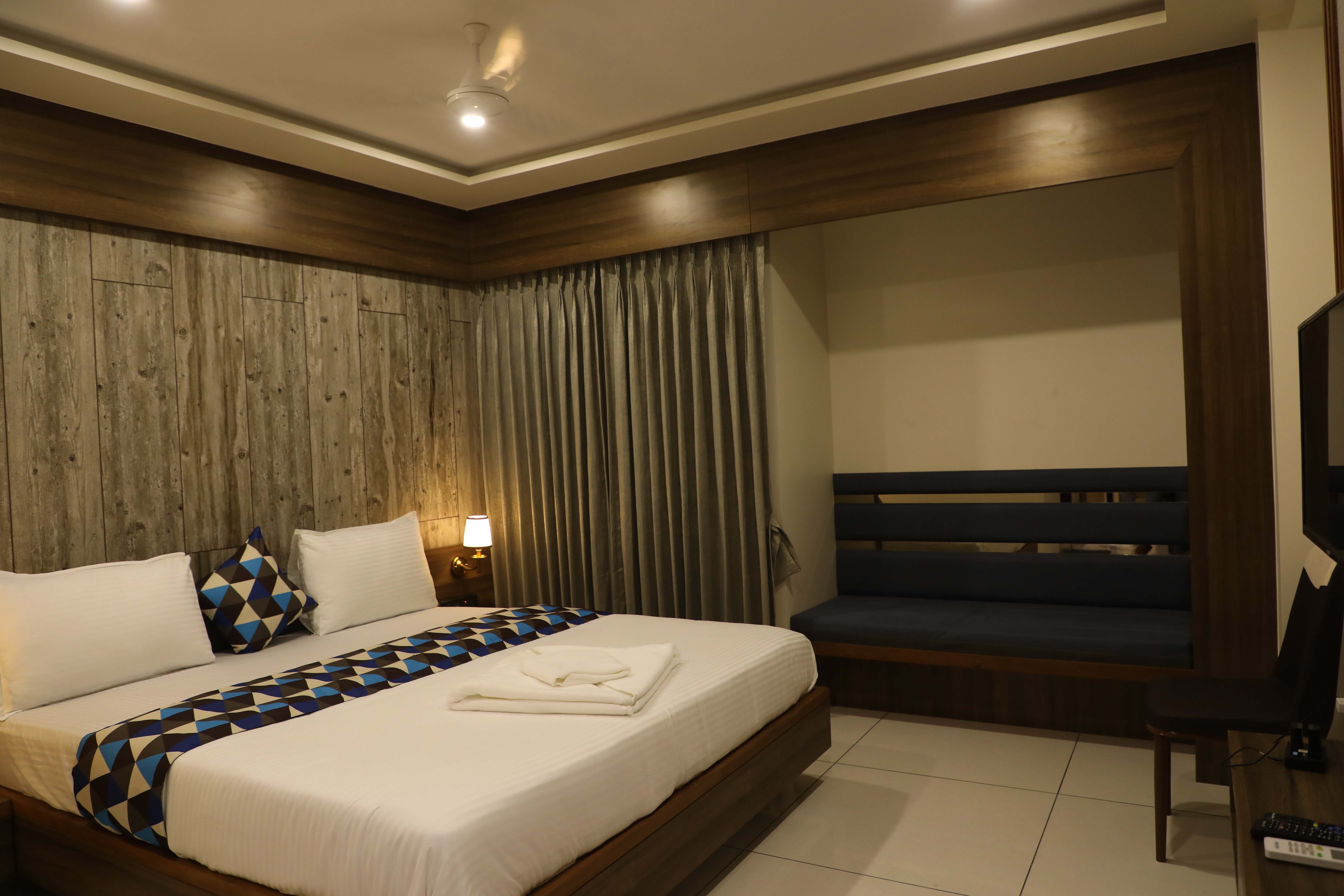 Hotel Gnine Surat, Surat 4